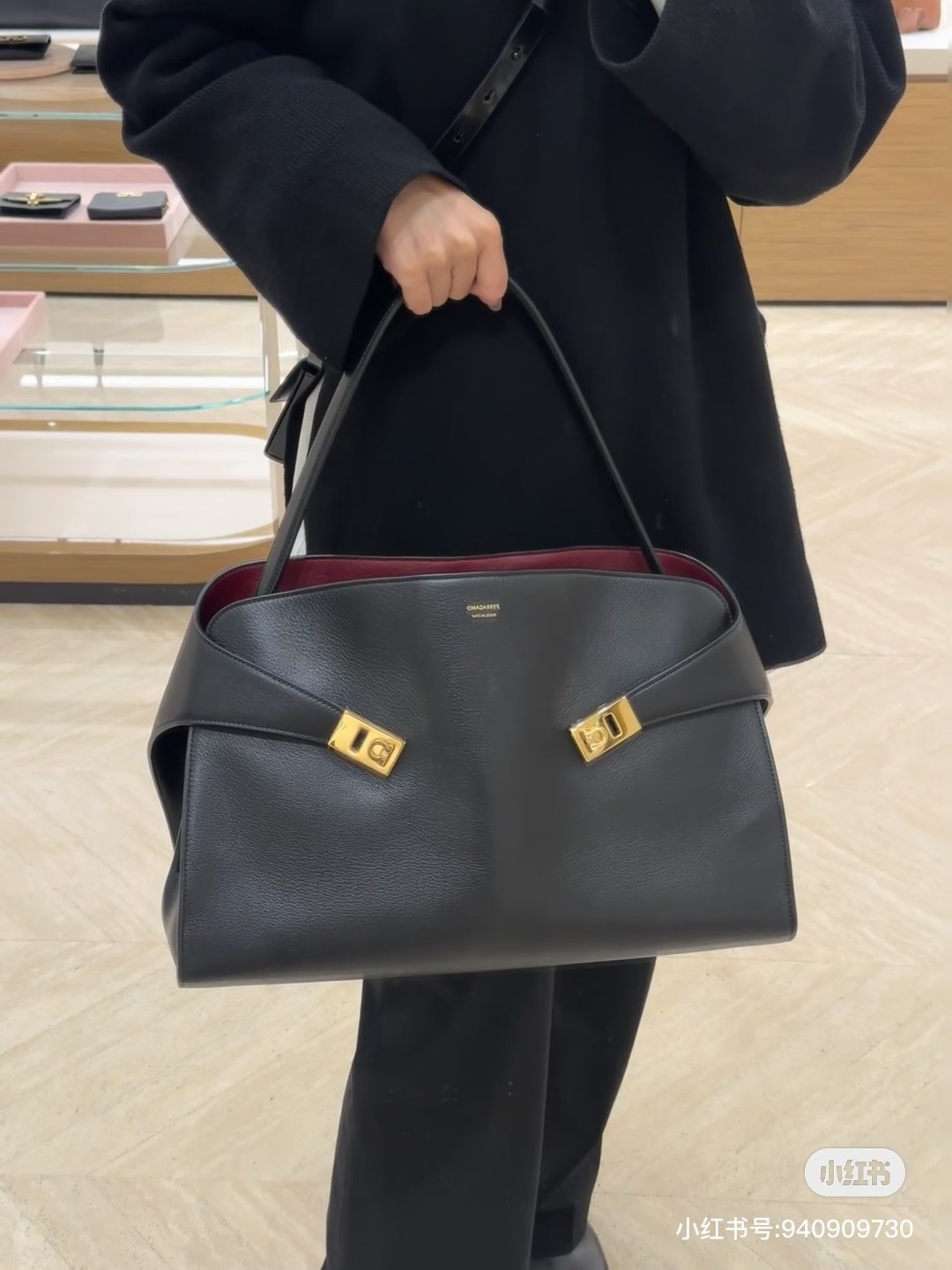 FERRAGAMO 페라가모 FW2023 Gancini 장식 가죽 핸드백 10