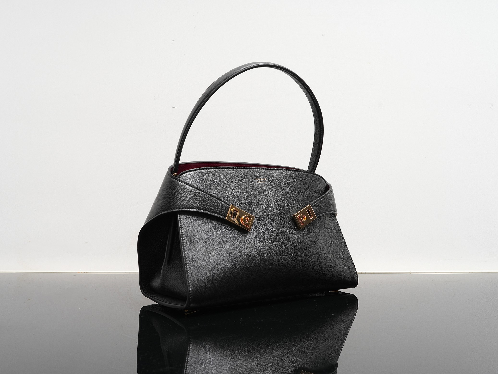 FERRAGAMO 페라가모 FW2023 Gancini 장식 가죽 핸드백 12