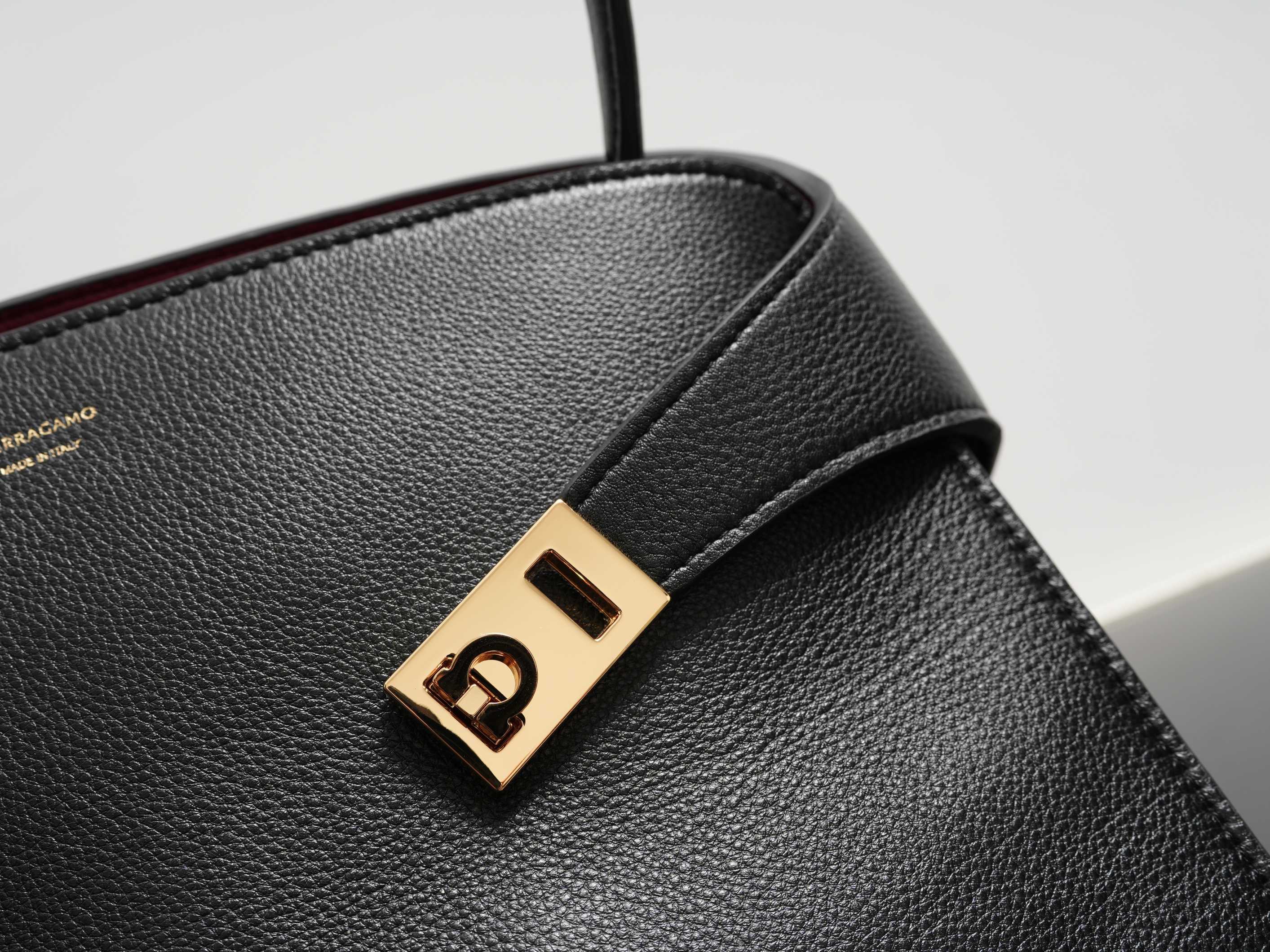 FERRAGAMO 페라가모 FW2023 Gancini 장식 가죽 핸드백 13