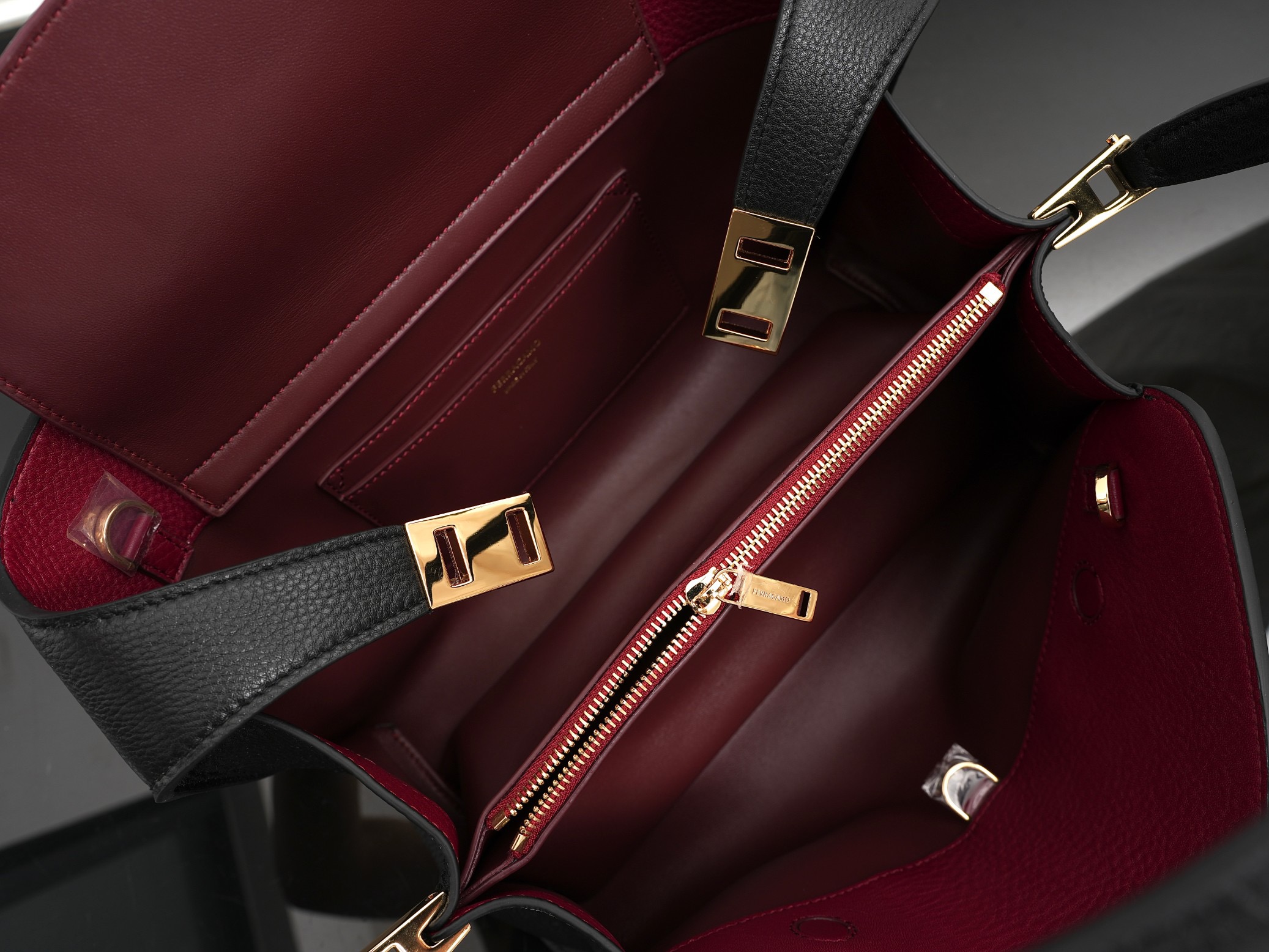 FERRAGAMO 페라가모 FW2023 Gancini 장식 가죽 핸드백 14