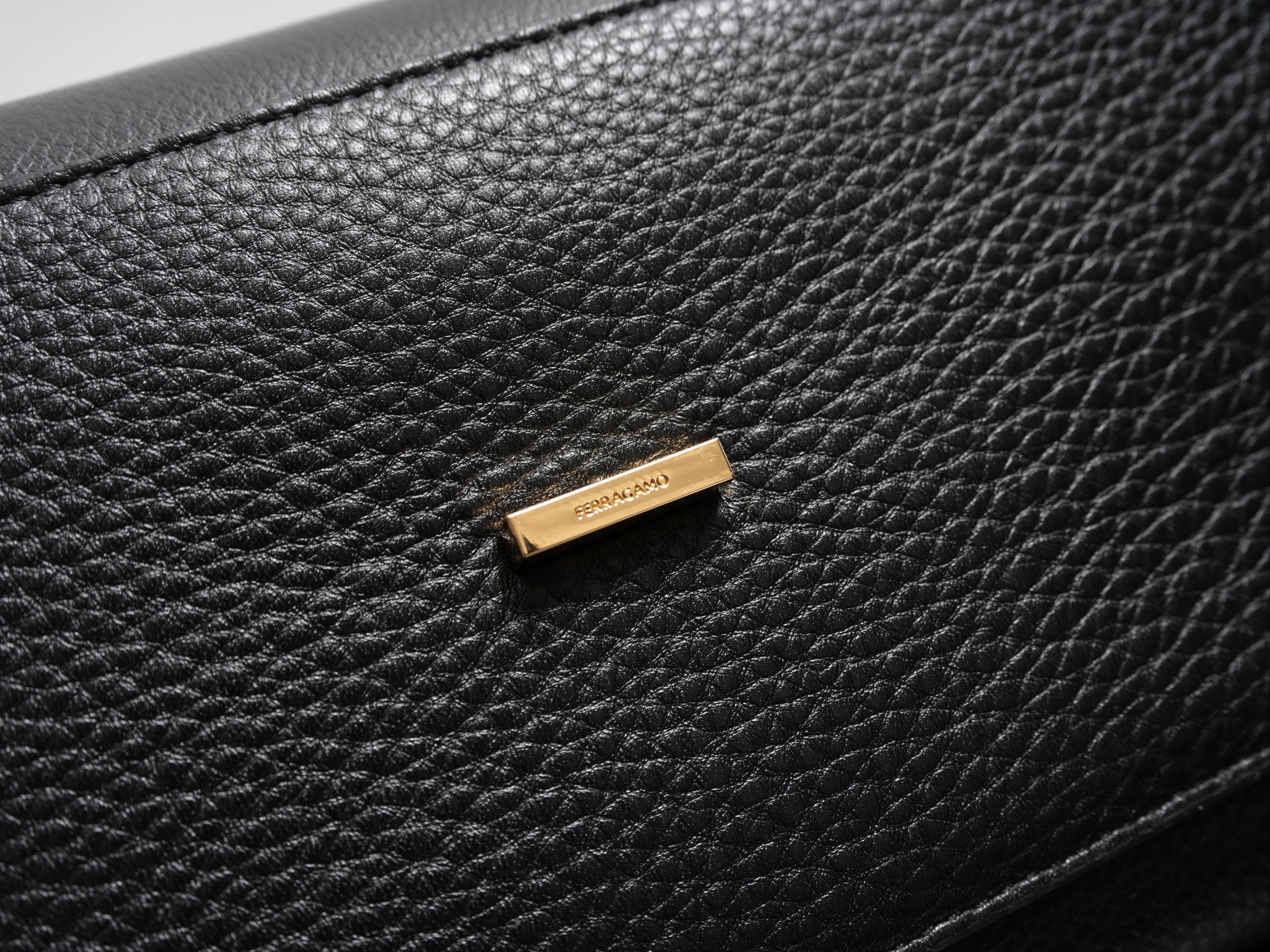 FERRAGAMO 페라가모 FW2023 Gancini 장식 가죽 핸드백 15