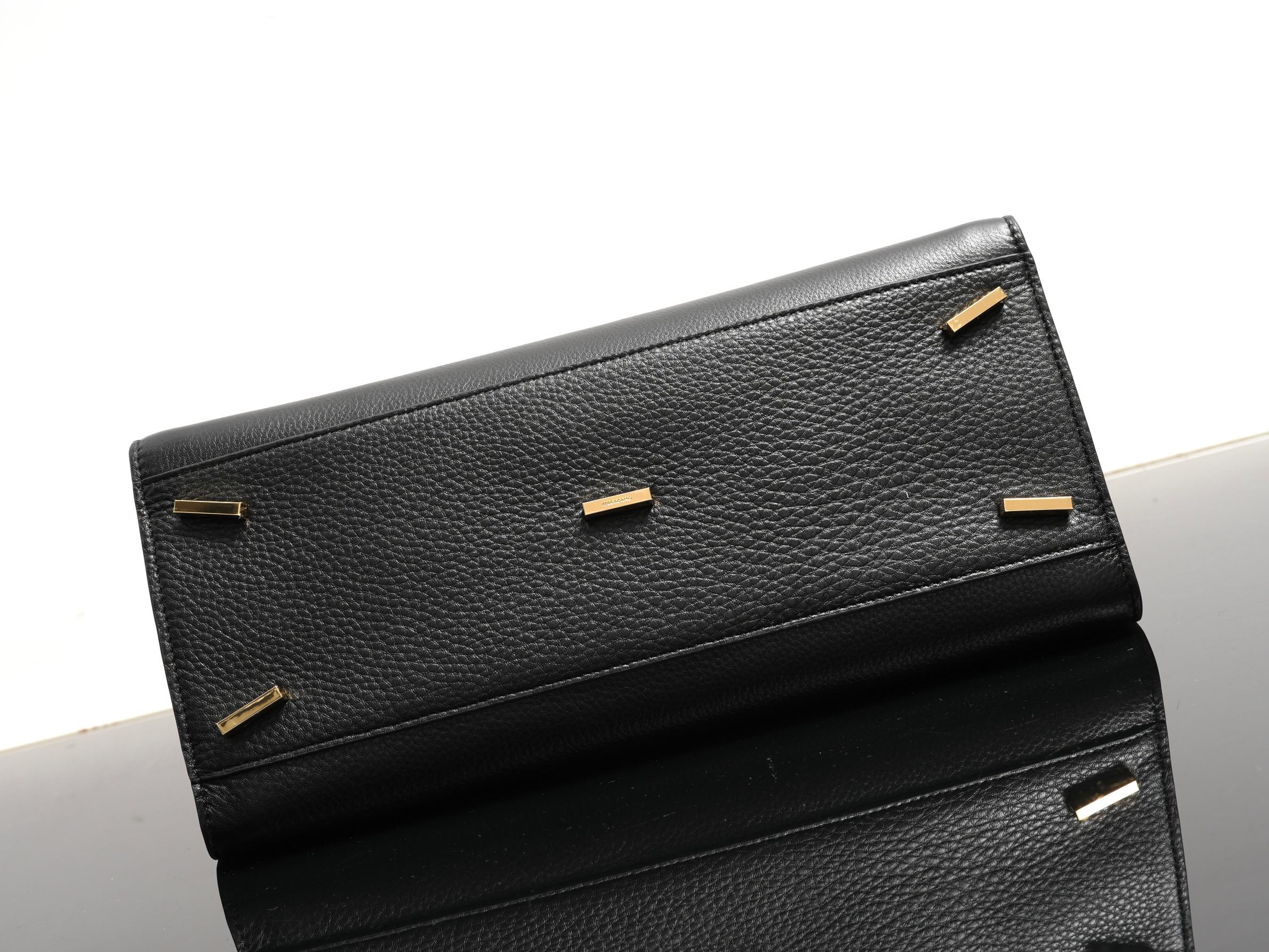 FERRAGAMO 페라가모 FW2023 Gancini 장식 가죽 핸드백 16