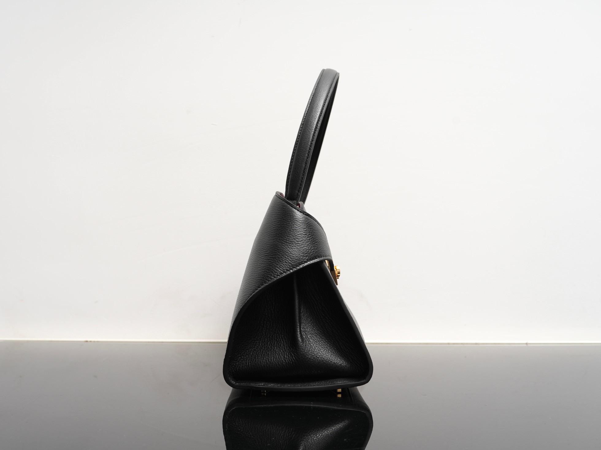 FERRAGAMO 페라가모 FW2023 Gancini 장식 가죽 핸드백 17