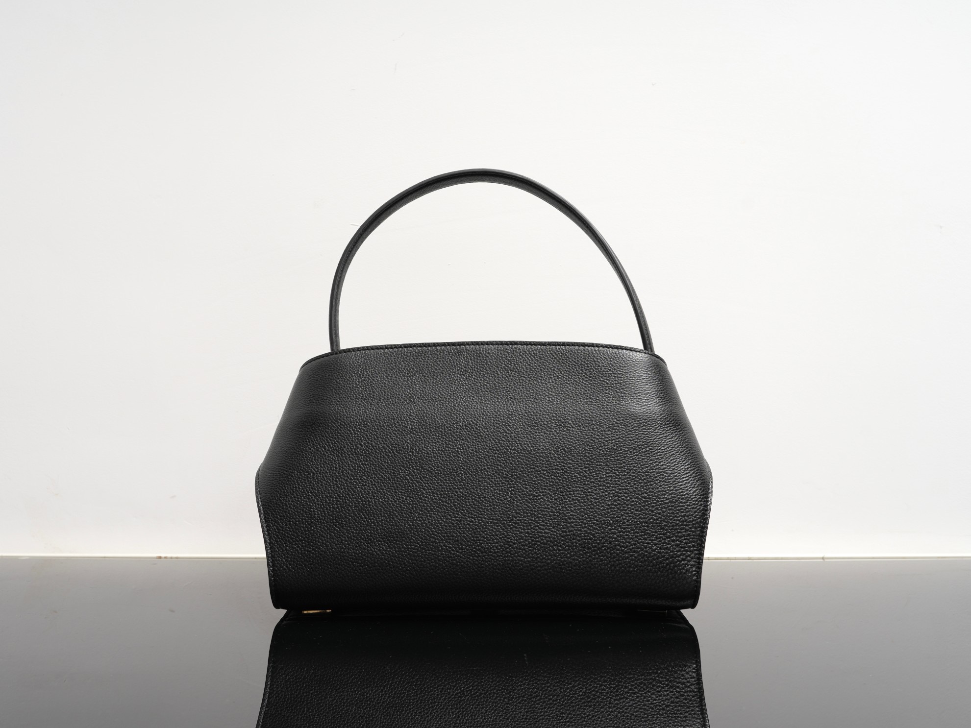 FERRAGAMO 페라가모 FW2023 Gancini 장식 가죽 핸드백 18