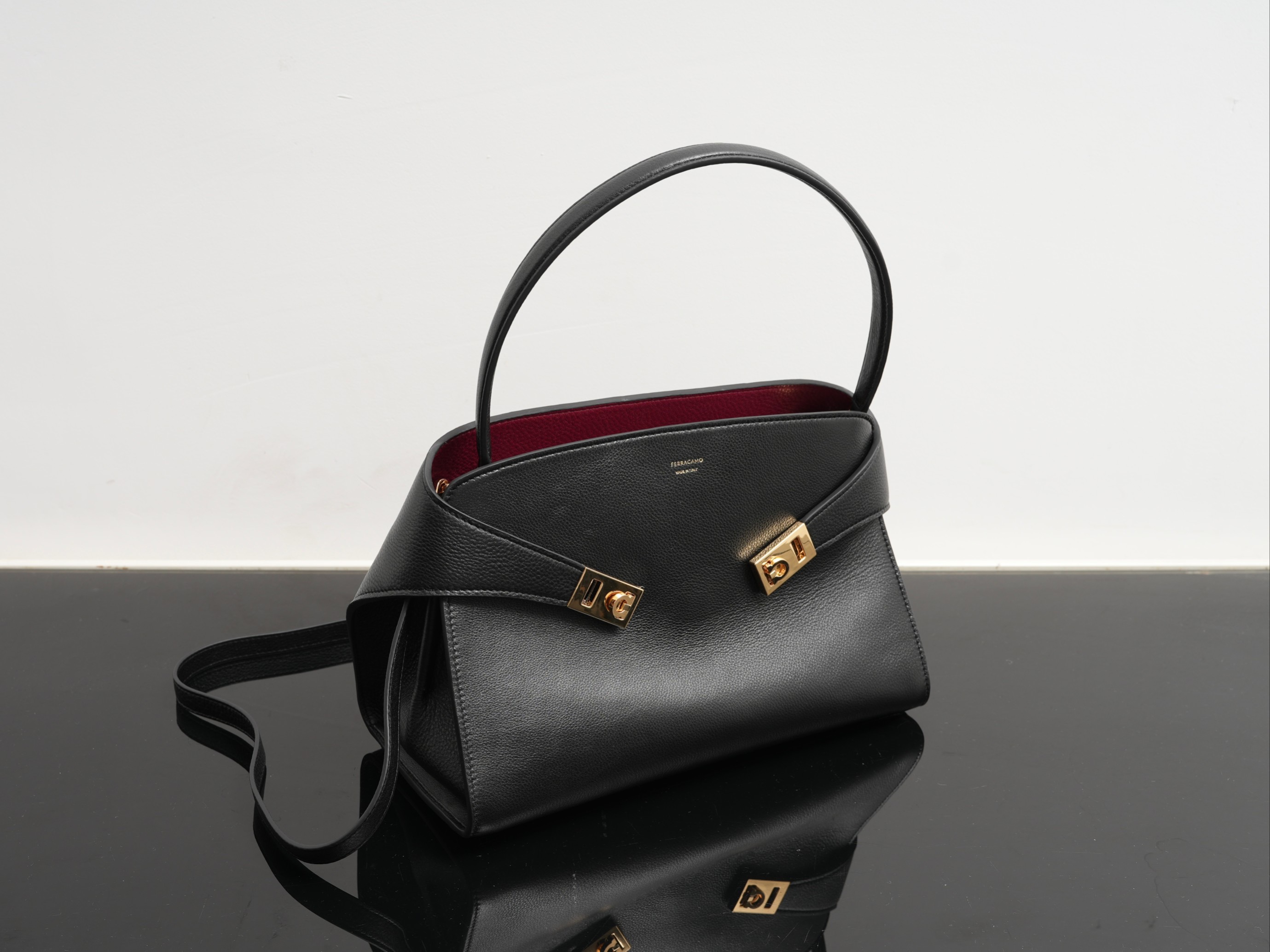 FERRAGAMO 페라가모 FW2023 Gancini 장식 가죽 핸드백 19