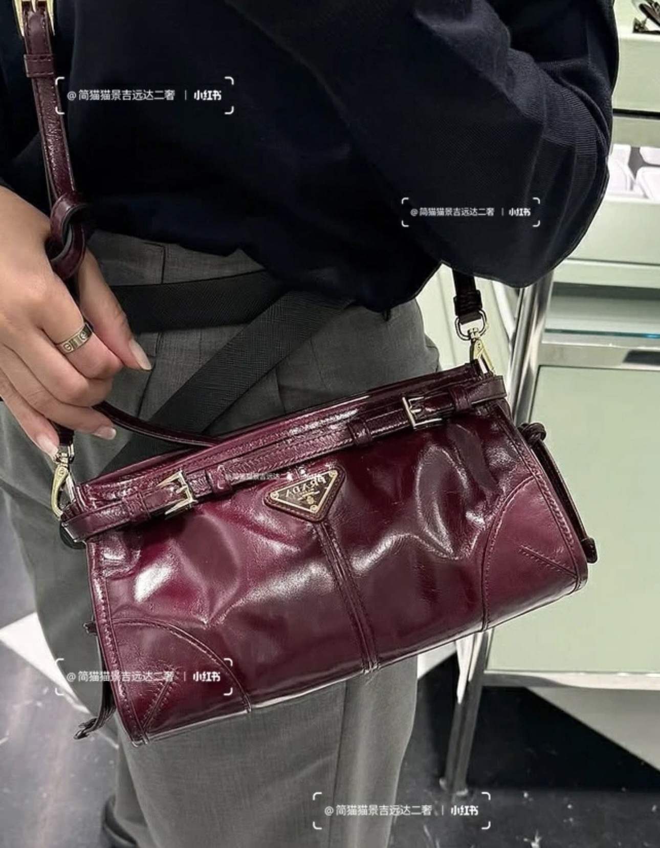 PRADA 프라다 FW2023 유광 가죽 숄더백 1