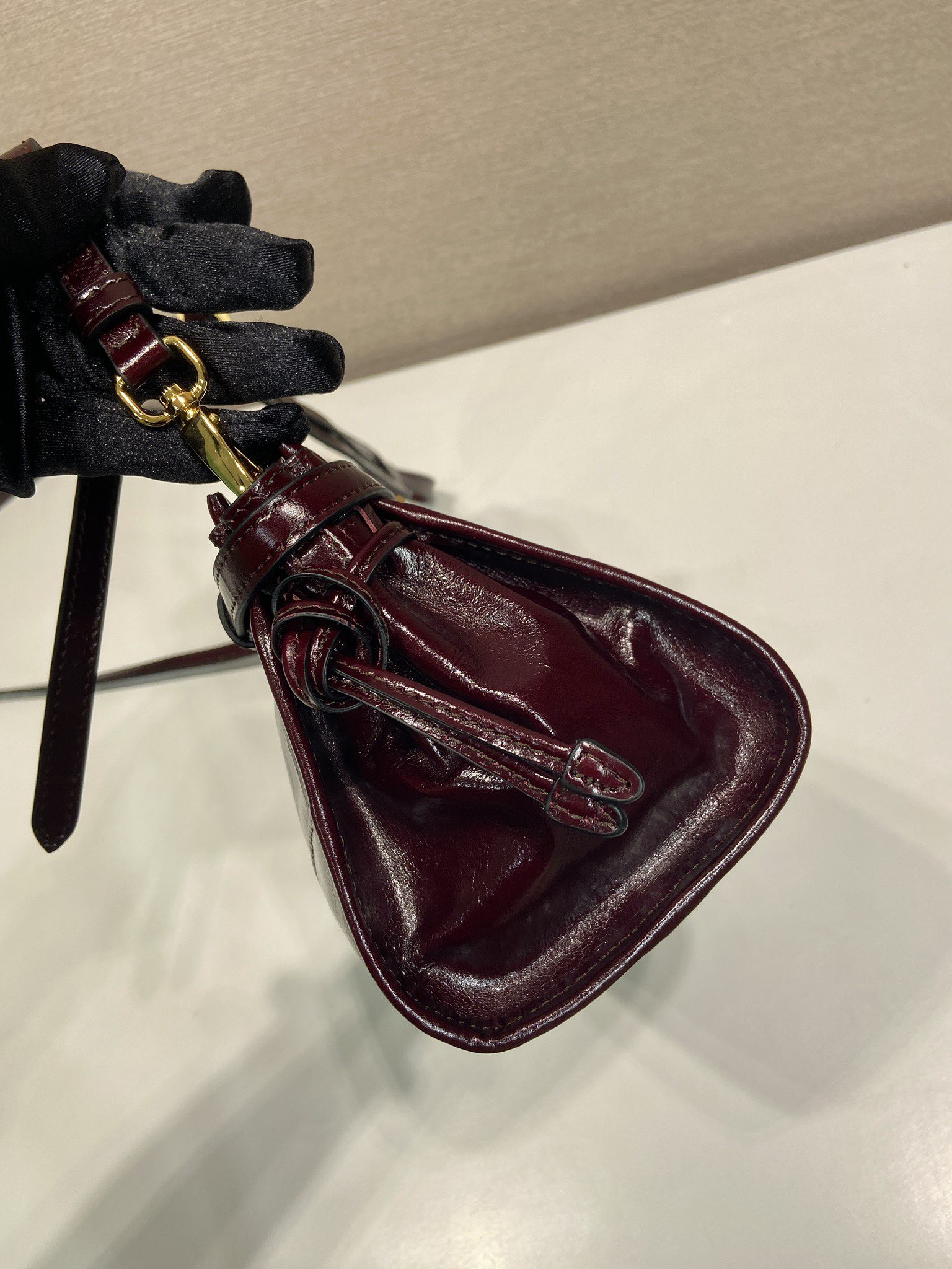 PRADA 프라다 FW2023 유광 가죽 숄더백 8