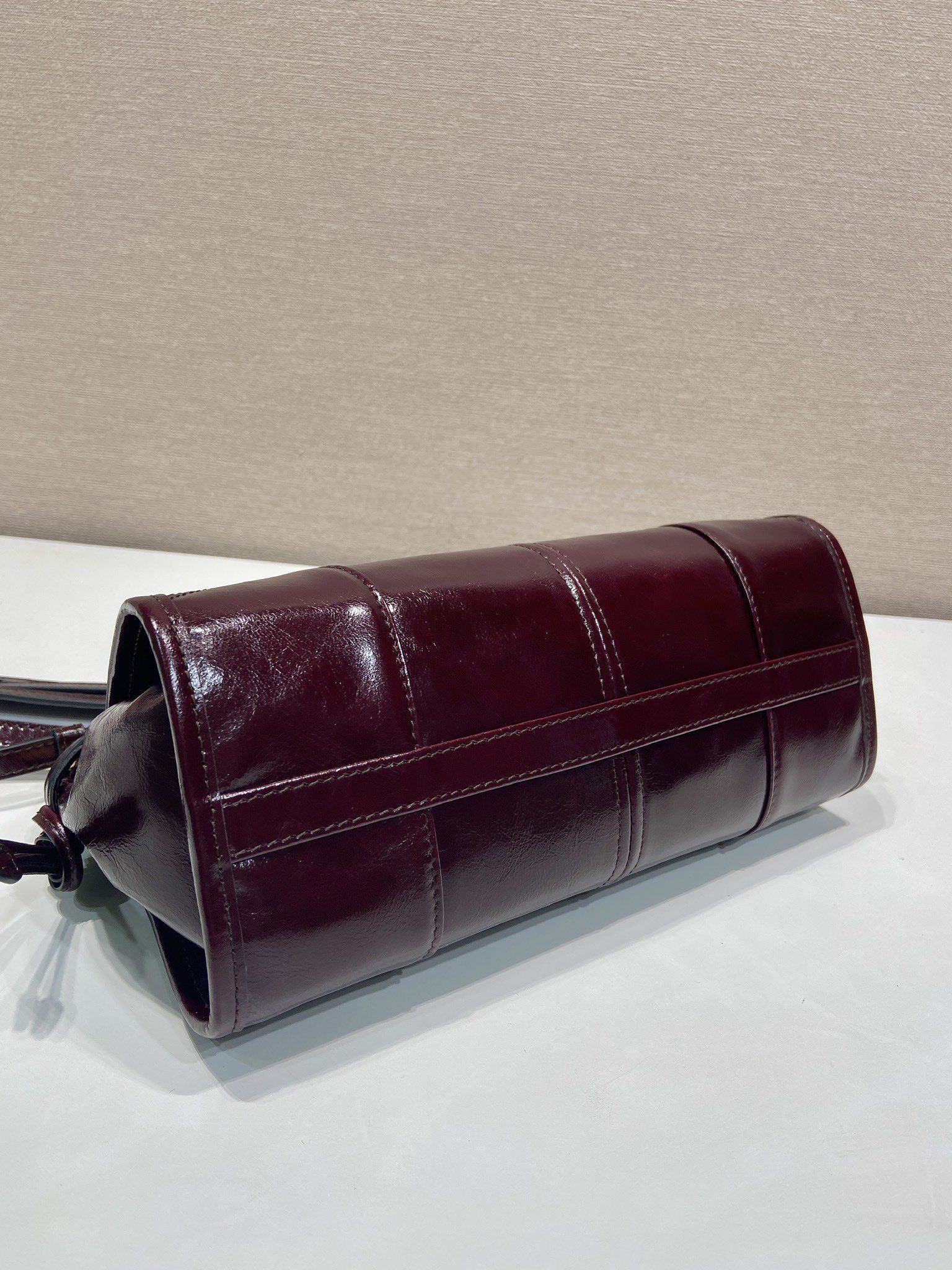 PRADA 프라다 FW2023 유광 가죽 숄더백 9