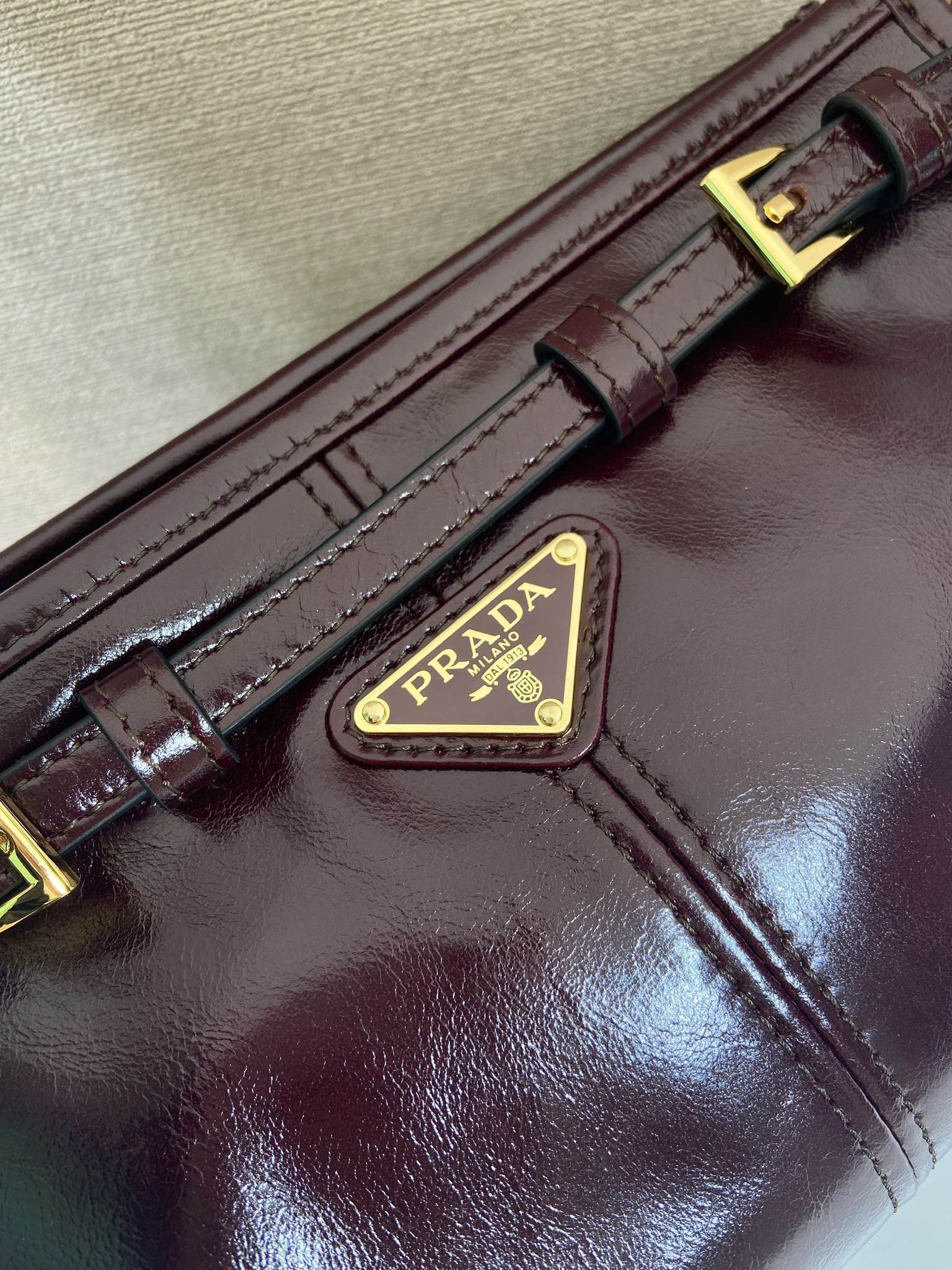 PRADA 프라다 FW2023 유광 가죽 숄더백 10