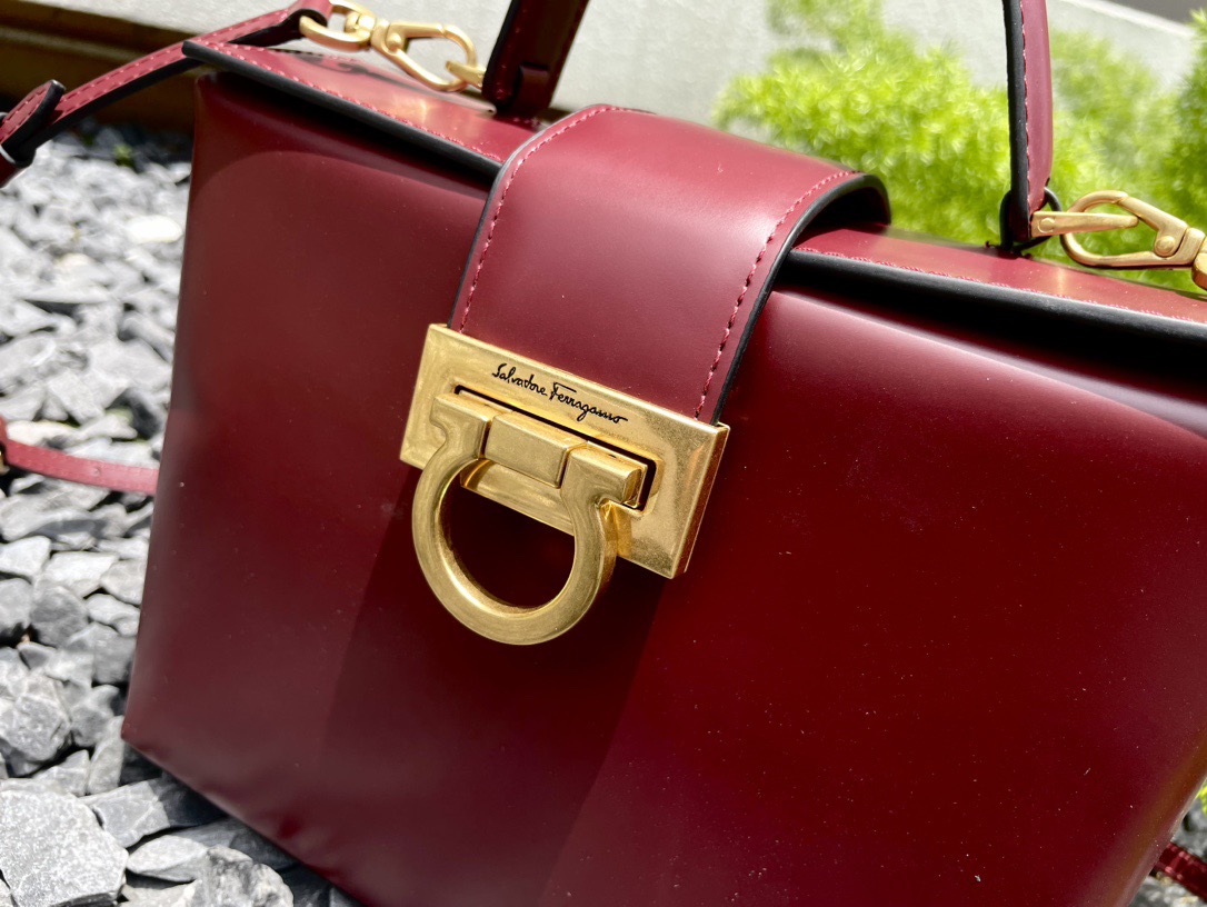 SALVATORE FERRAGAMO 살바토레 페라가모 FW2023 트리폴리오 가방 2