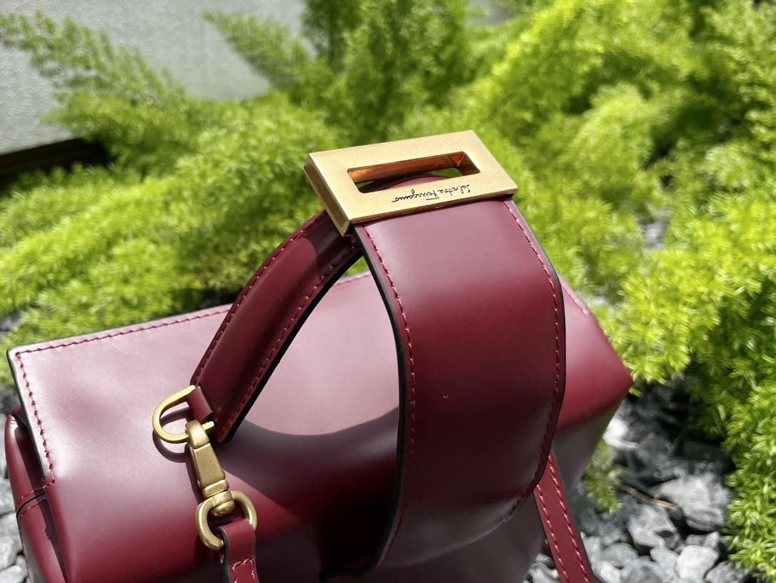 SALVATORE FERRAGAMO 살바토레 페라가모 FW2023 트리폴리오 가방 3