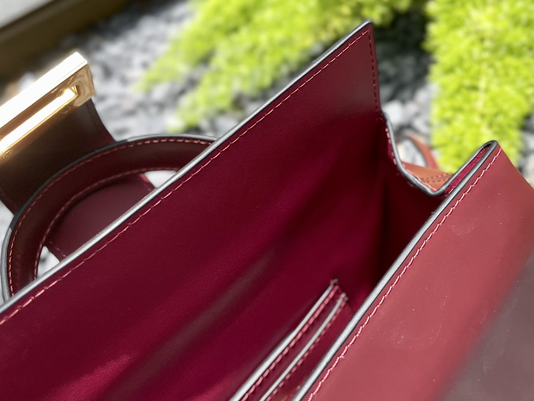 SALVATORE FERRAGAMO 살바토레 페라가모 FW2023 트리폴리오 가방 4