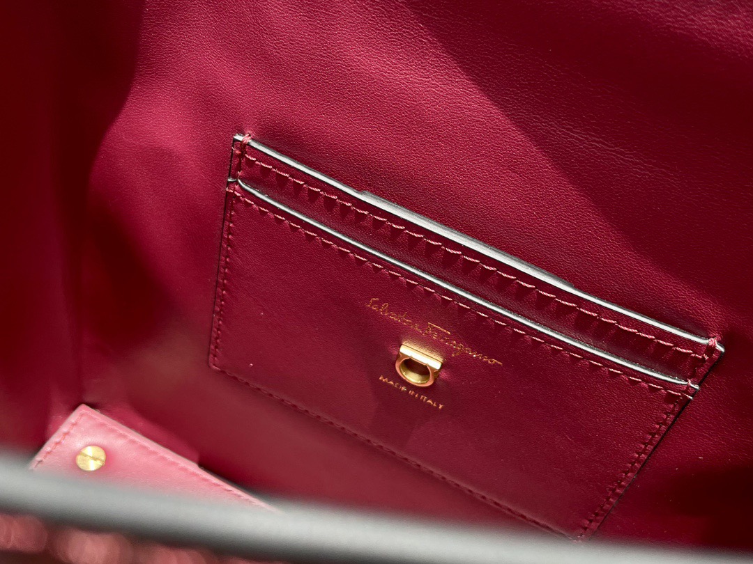 SALVATORE FERRAGAMO 살바토레 페라가모 FW2023 트리폴리오 가방 5