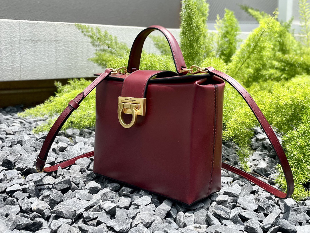 SALVATORE FERRAGAMO 살바토레 페라가모 FW2023 트리폴리오 가방 7