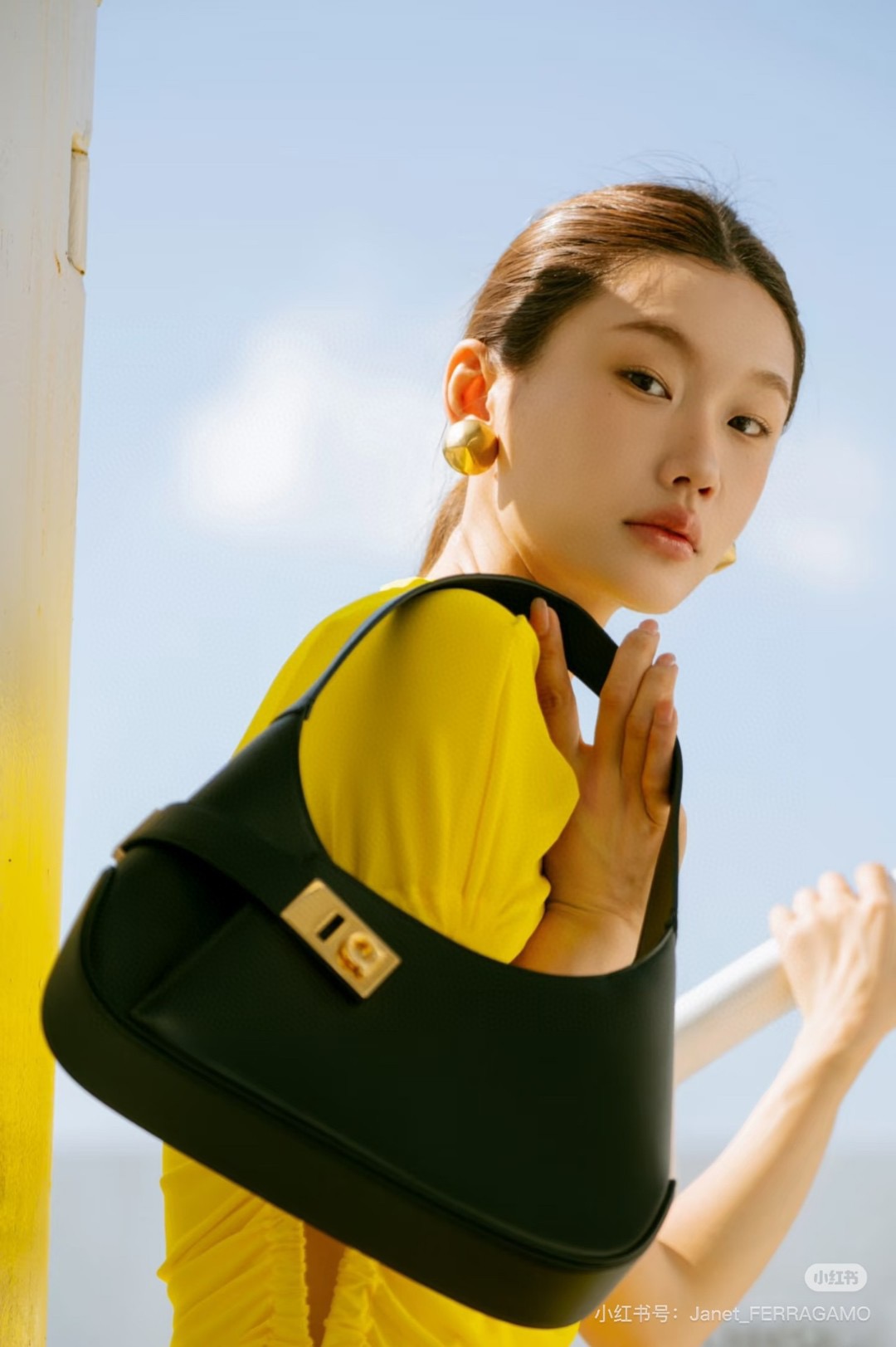 FERRAGAMO 페라가모 간치니 스트랩 숄더백 EE-216295 1