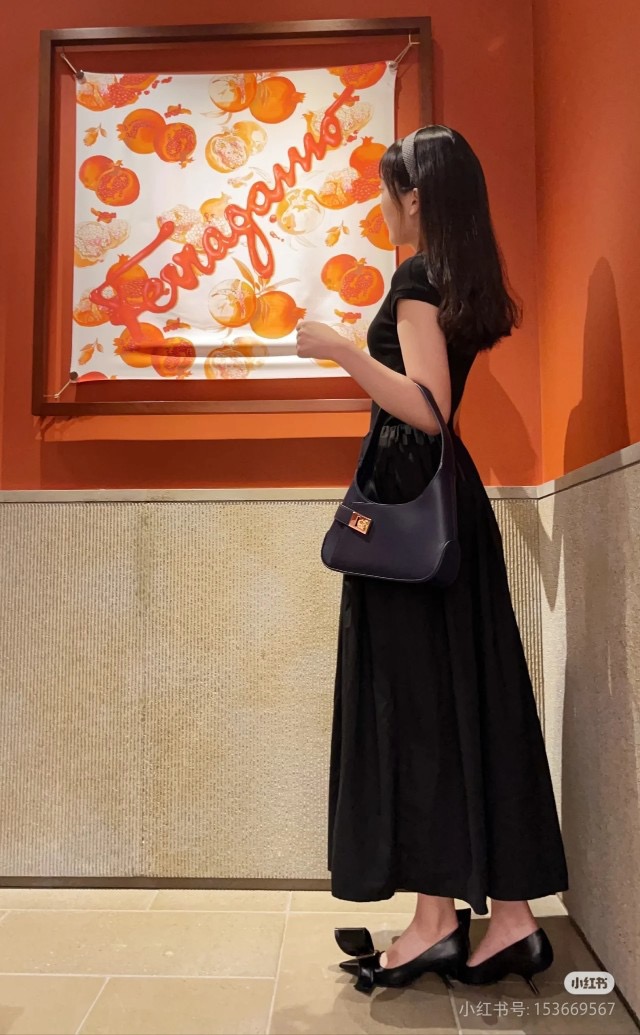 FERRAGAMO 페라가모 간치니 스트랩 숄더백 EE-216295 8