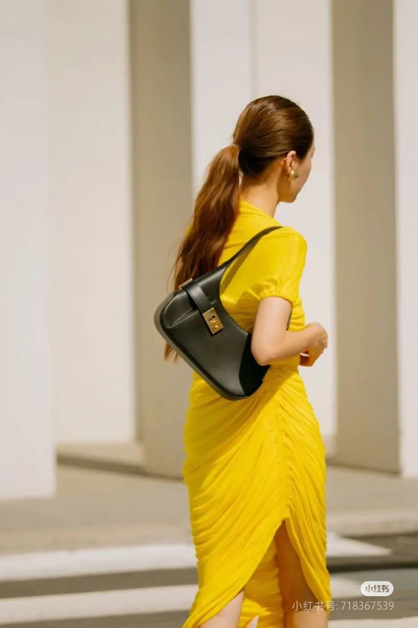 FERRAGAMO 페라가모 간치니 스트랩 숄더백 EE-216295 9