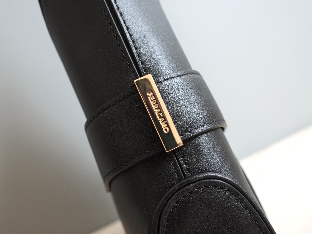 FERRAGAMO 페라가모 간치니 스트랩 숄더백 EE-216295 20