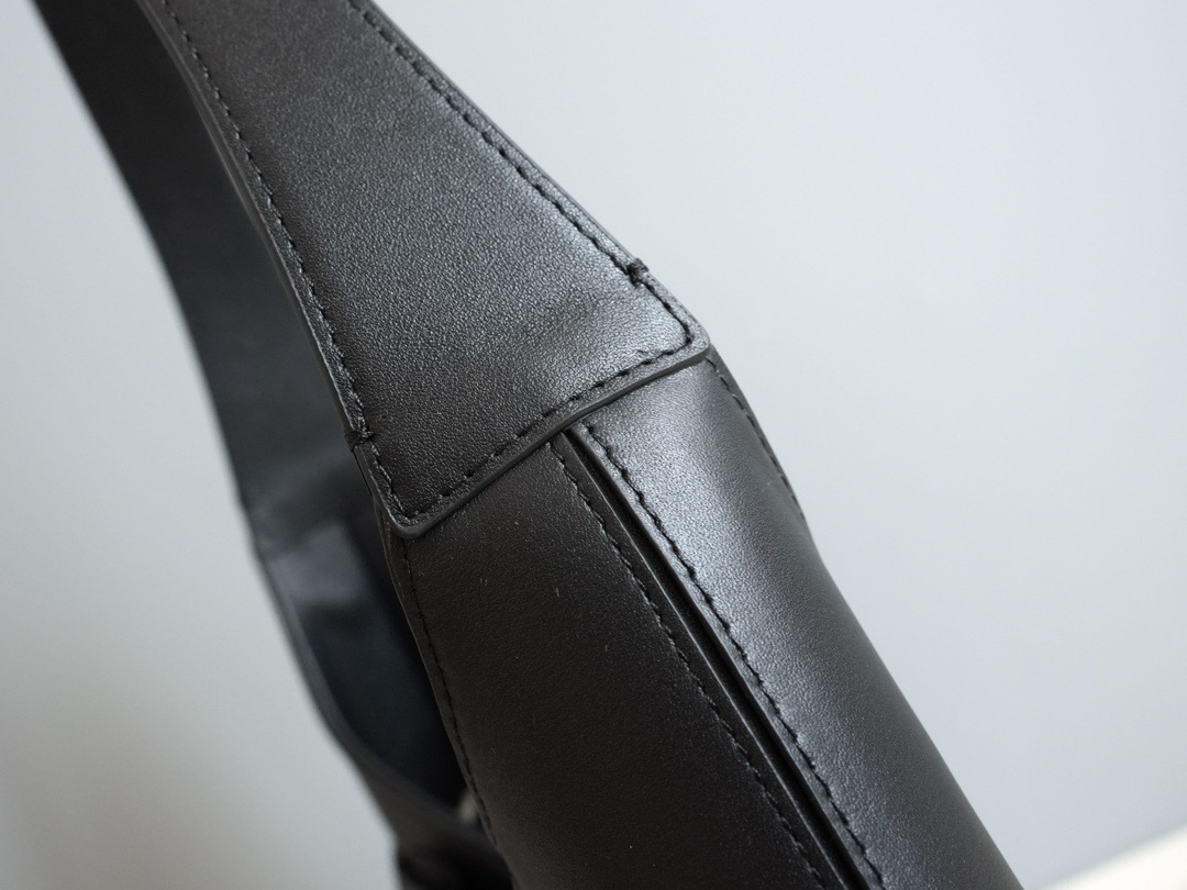 FERRAGAMO 페라가모 간치니 스트랩 숄더백 EE-216295 22