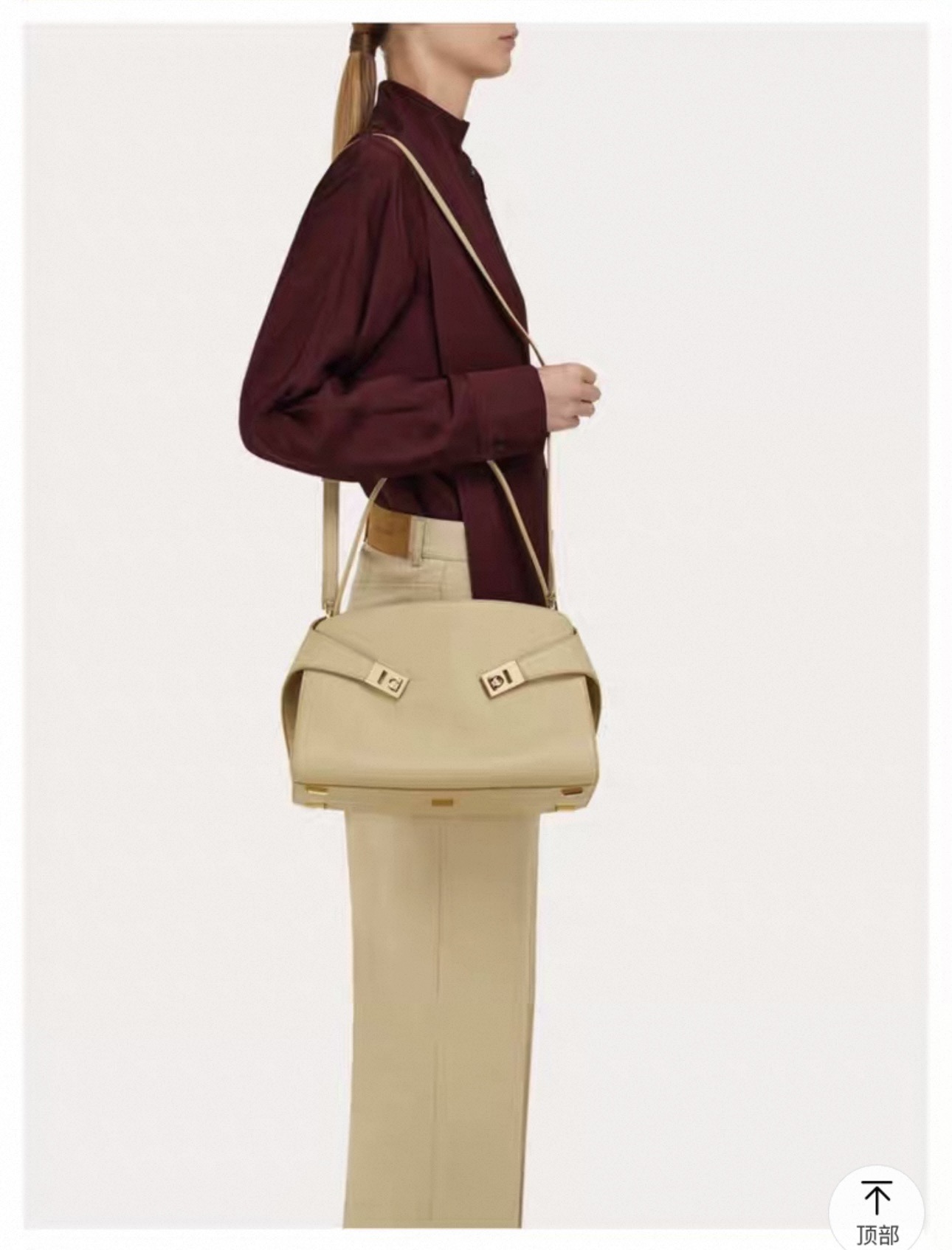 FERRAGAMO 페라가모 FW2023 Gancini 장식 중형 토트백 8