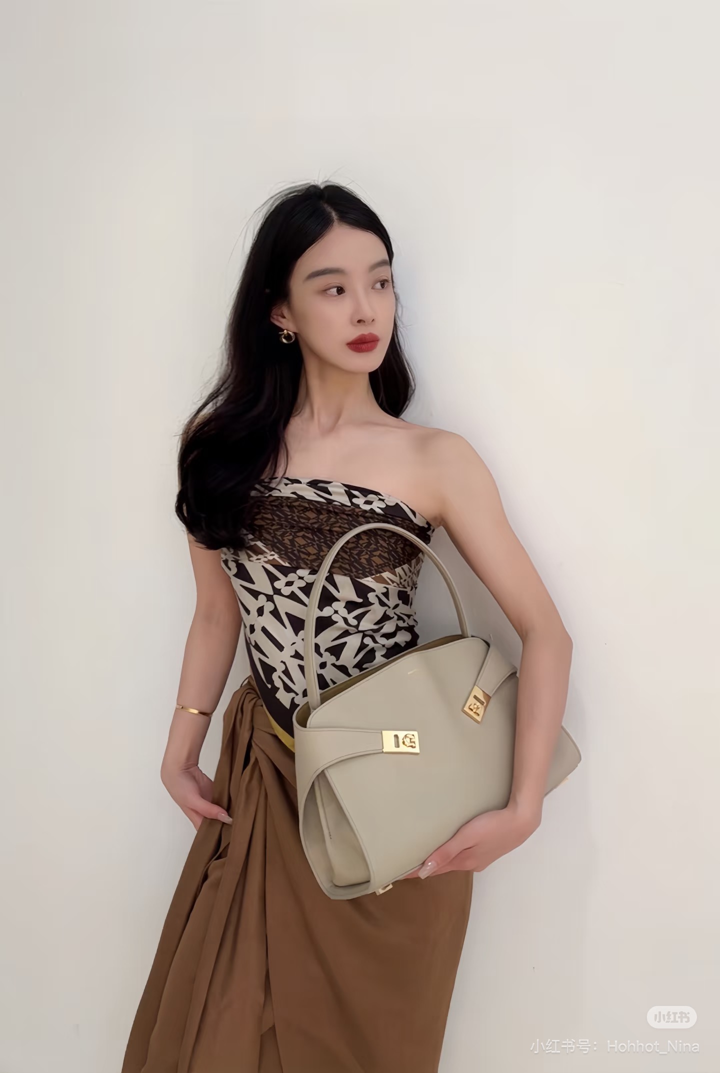 FERRAGAMO 페라가모 FW2023 Gancini 장식 중형 토트백 10