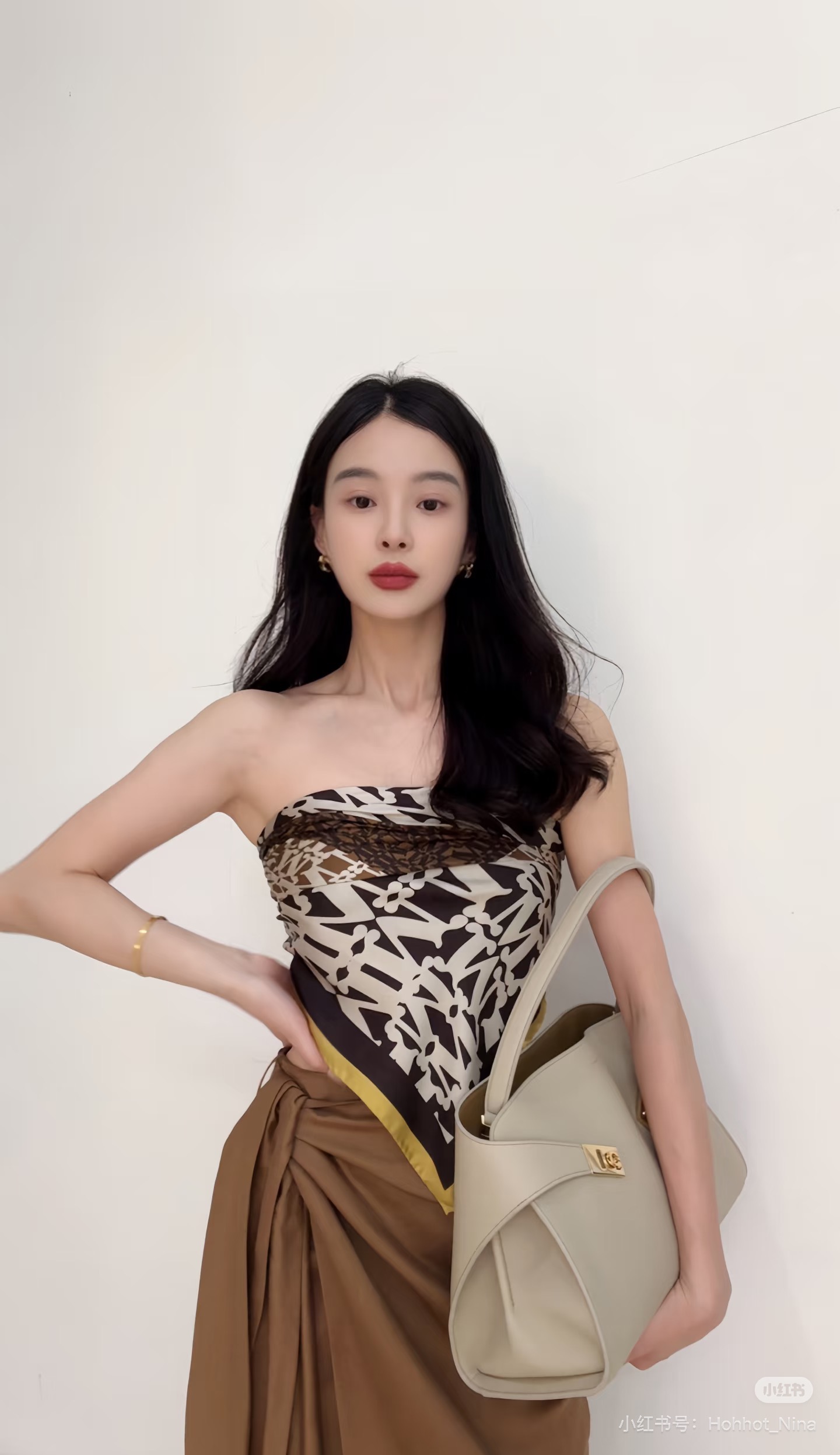 FERRAGAMO 페라가모 FW2023 Gancini 장식 중형 토트백 11