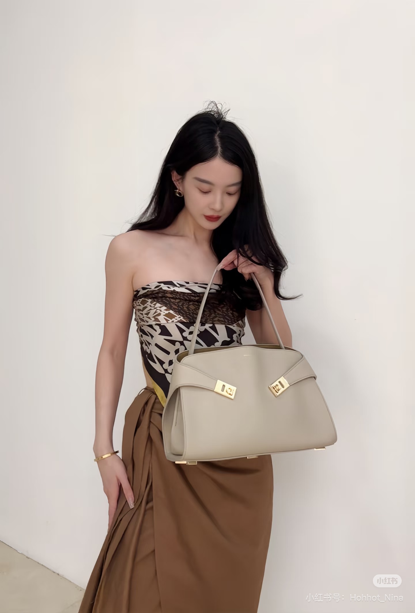 FERRAGAMO 페라가모 FW2023 Gancini 장식 중형 토트백 13
