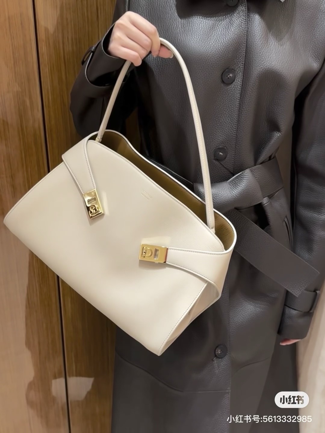 FERRAGAMO 페라가모 FW2023 Gancini 장식 중형 토트백 15