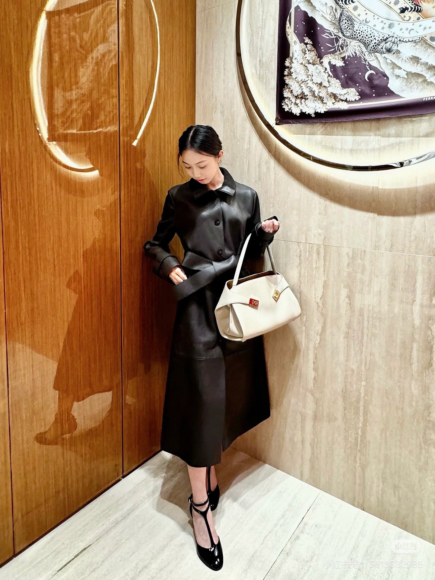 FERRAGAMO 페라가모 FW2023 Gancini 장식 중형 토트백 16