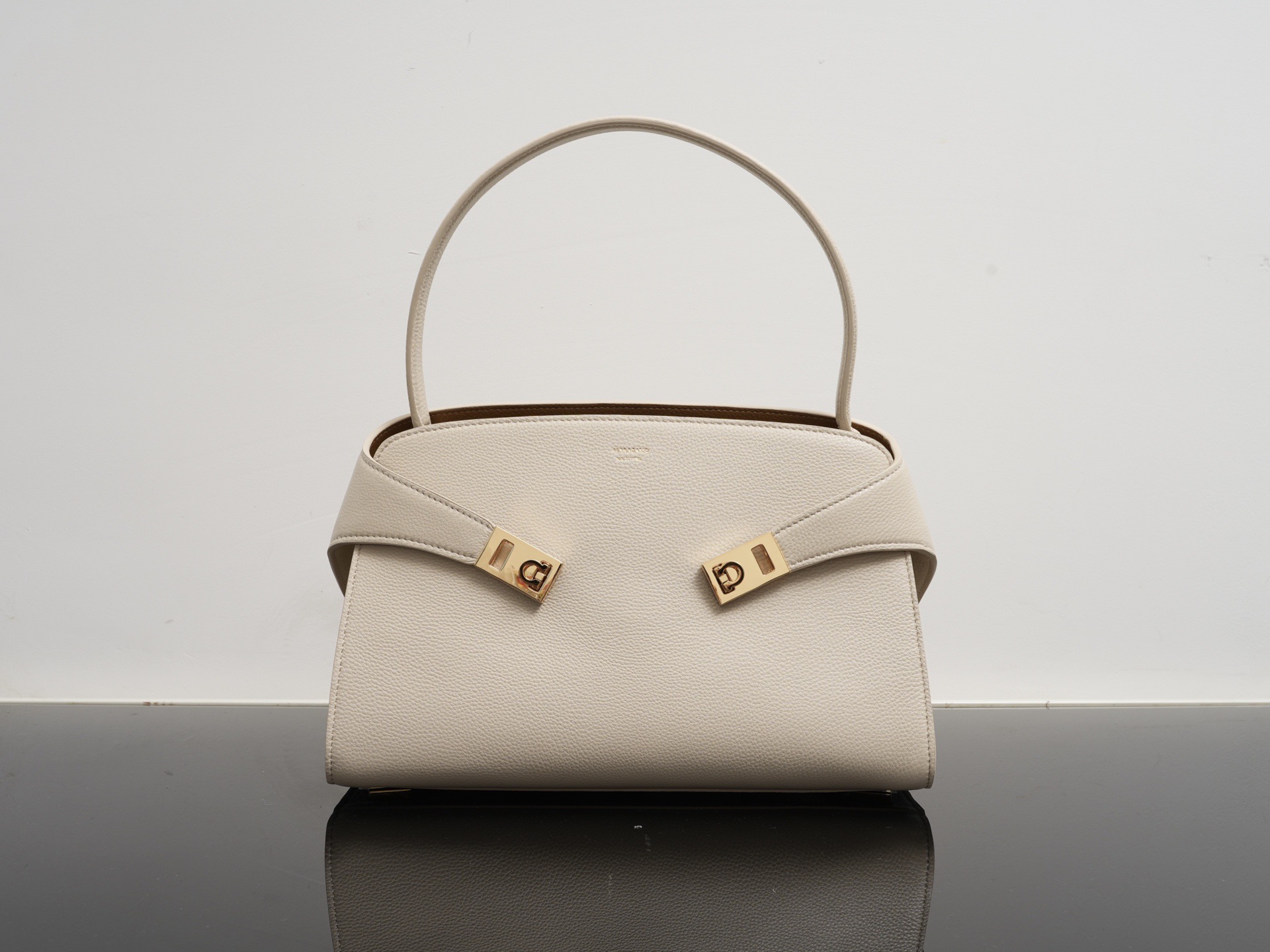 FERRAGAMO 페라가모 FW2023 Gancini 장식 중형 토트백 19