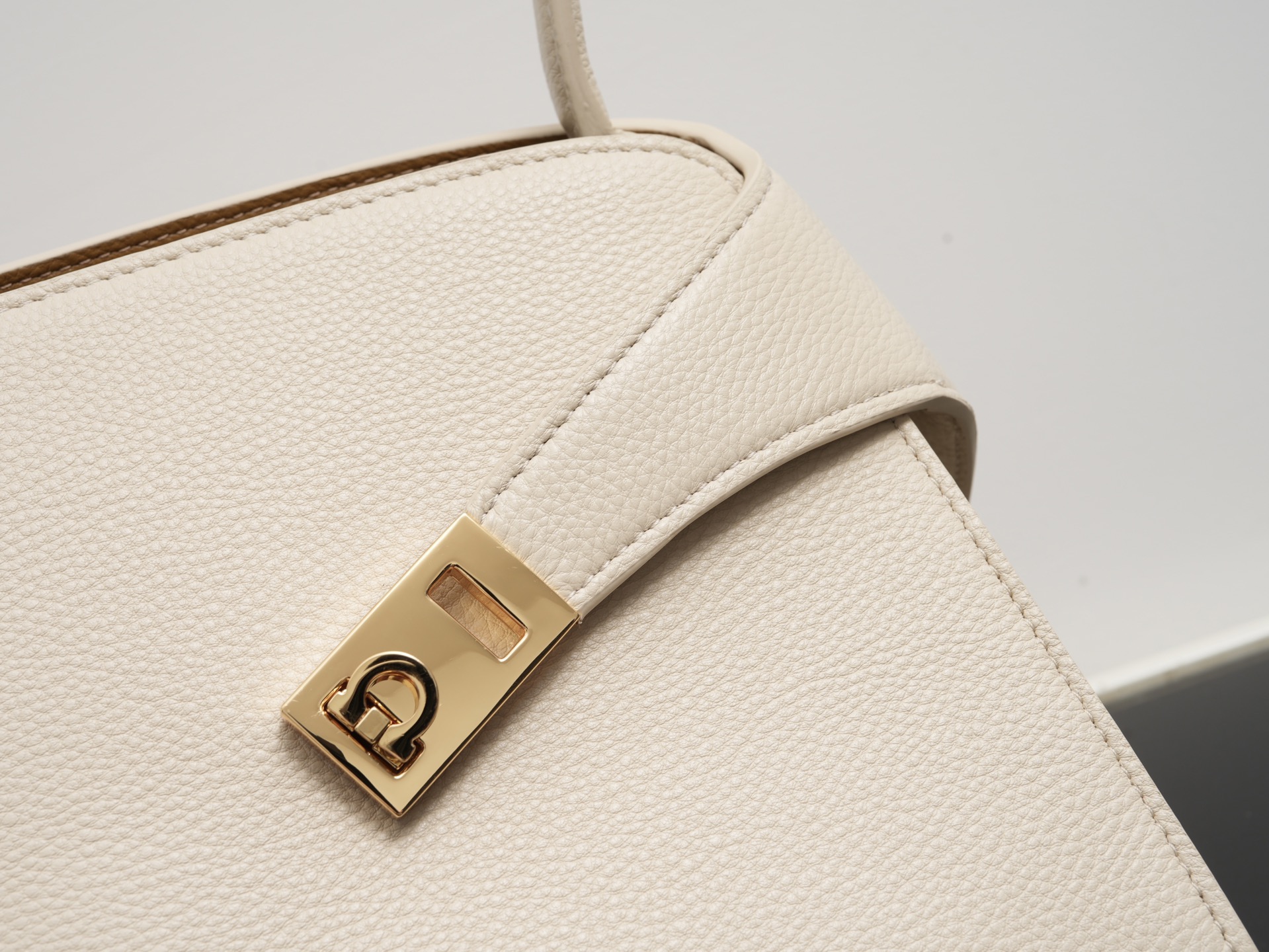 FERRAGAMO 페라가모 FW2023 Gancini 장식 중형 토트백 20