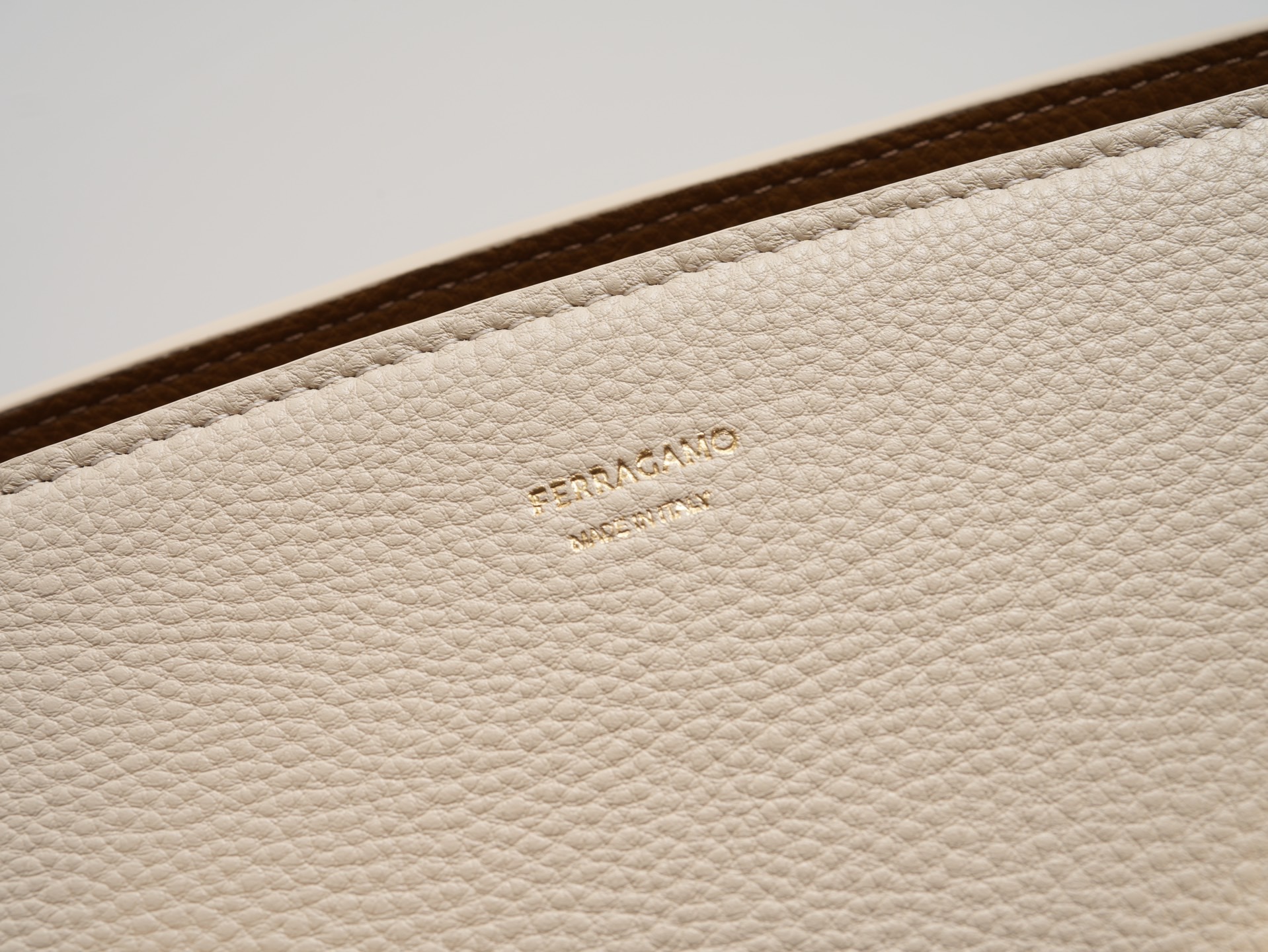 FERRAGAMO 페라가모 FW2023 Gancini 장식 중형 토트백 21