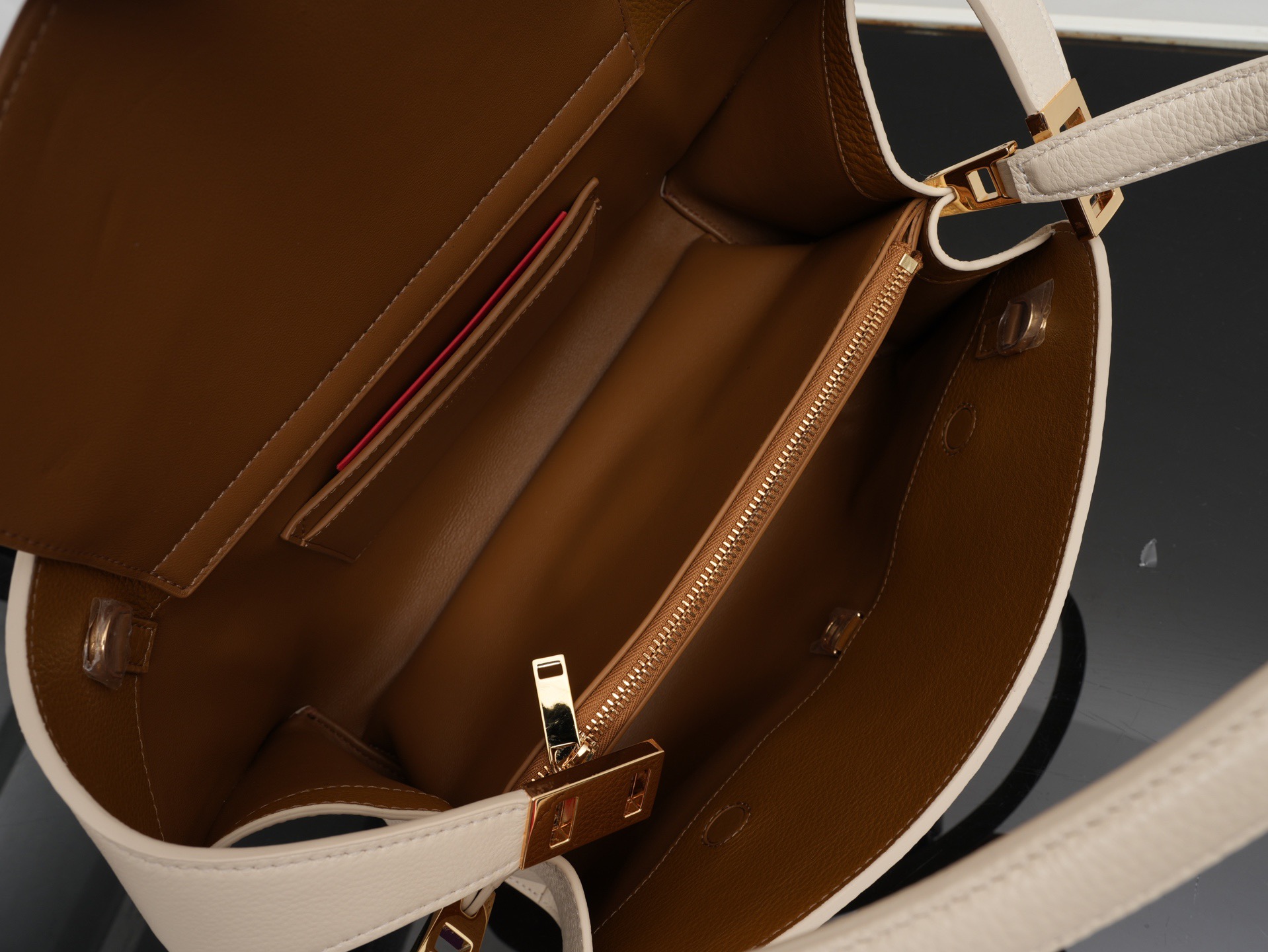 FERRAGAMO 페라가모 FW2023 Gancini 장식 중형 토트백 22