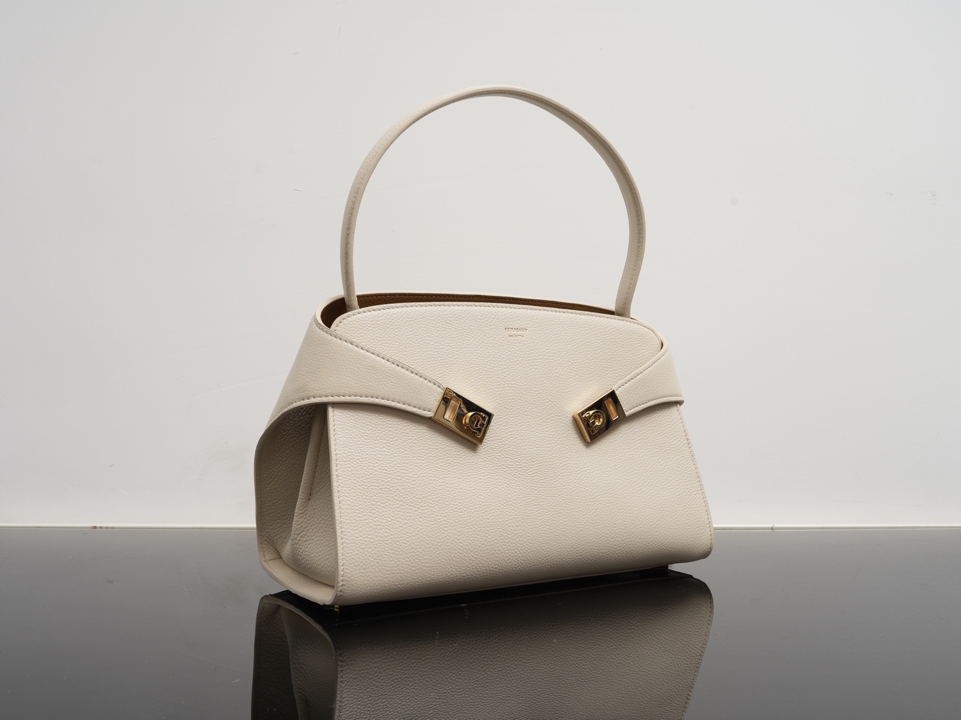 FERRAGAMO 페라가모 FW2023 Gancini 장식 중형 토트백 23