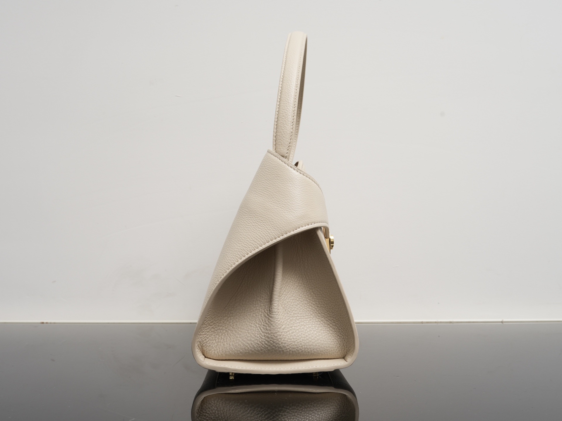 FERRAGAMO 페라가모 FW2023 Gancini 장식 중형 토트백 24