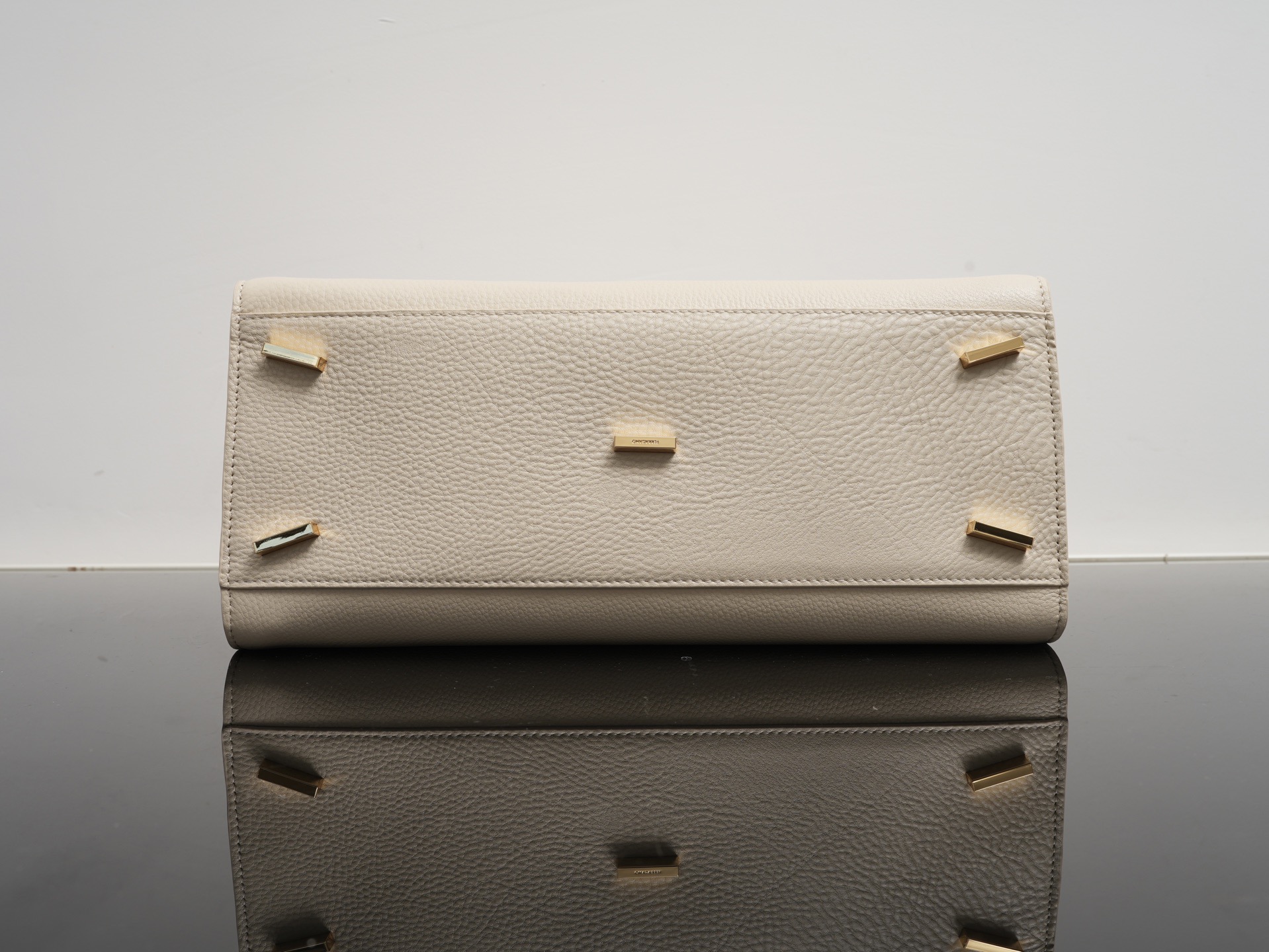 FERRAGAMO 페라가모 FW2023 Gancini 장식 중형 토트백 25