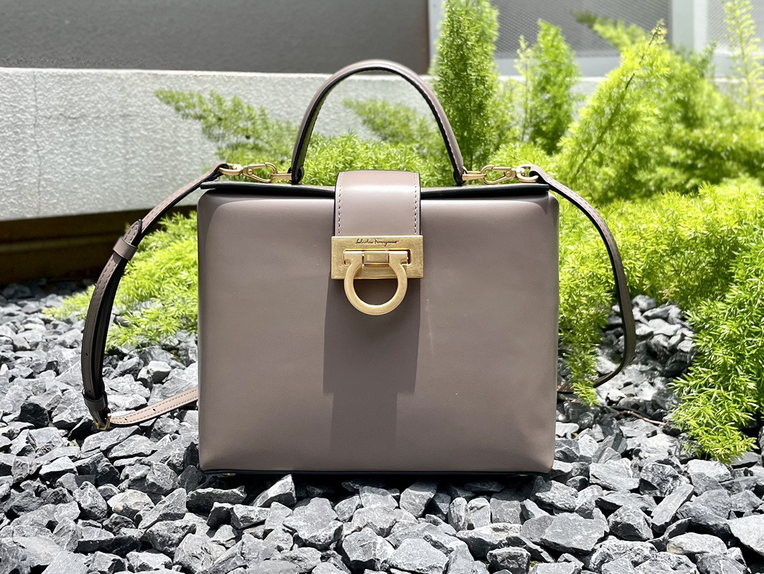 SALVATORE FERRAGAMO 살바토레 페라가모 FW2023 트리폴리오 가방 1