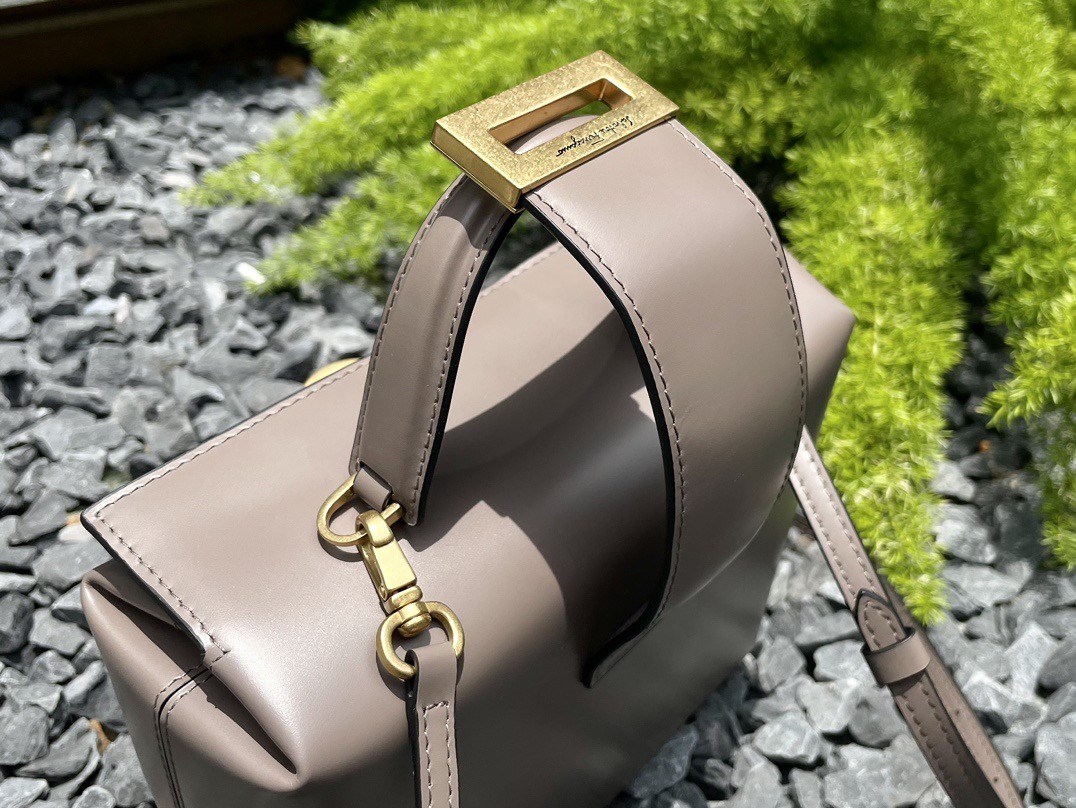 SALVATORE FERRAGAMO 살바토레 페라가모 FW2023 트리폴리오 가방 3