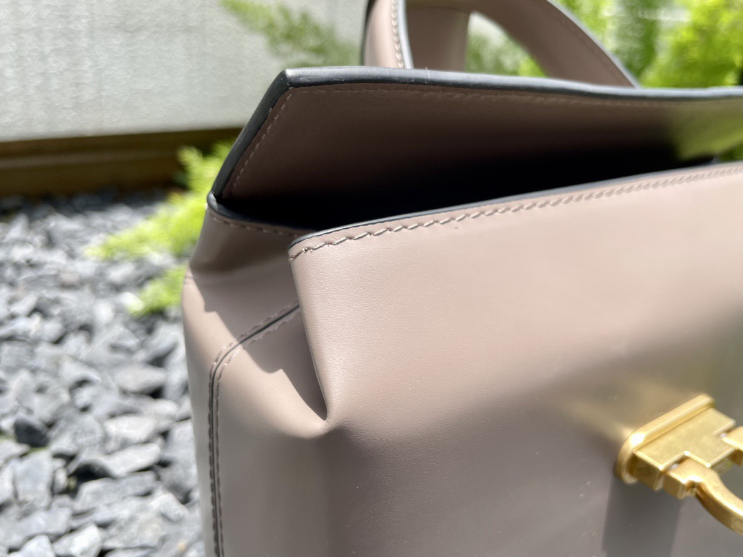 SALVATORE FERRAGAMO 살바토레 페라가모 FW2023 트리폴리오 가방 4