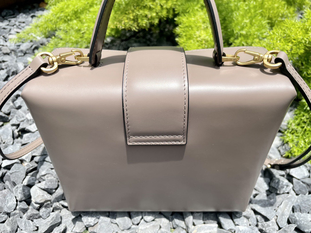 SALVATORE FERRAGAMO 살바토레 페라가모 FW2023 트리폴리오 가방 5