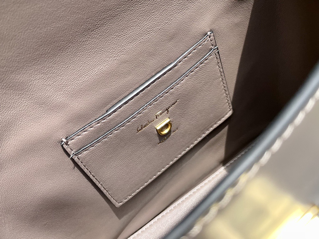 SALVATORE FERRAGAMO 살바토레 페라가모 FW2023 트리폴리오 가방 6