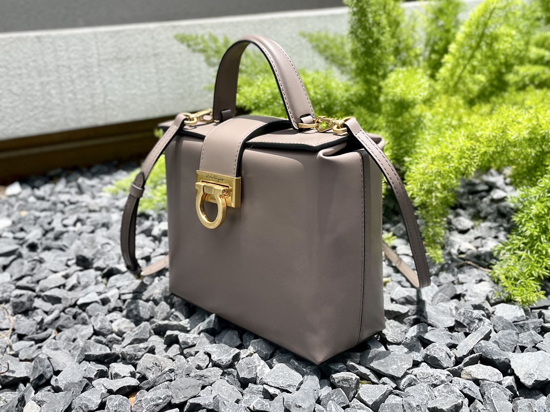 SALVATORE FERRAGAMO 살바토레 페라가모 FW2023 트리폴리오 가방 7