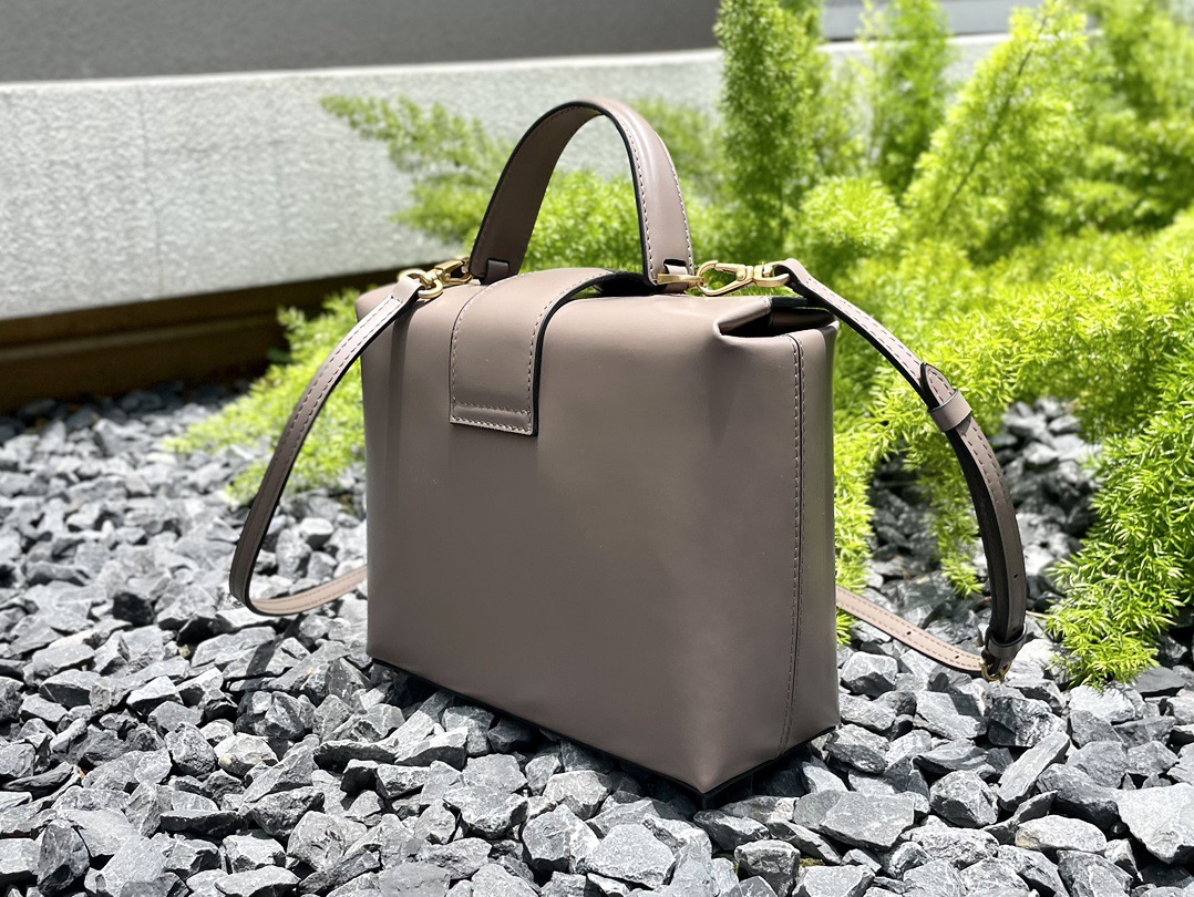 SALVATORE FERRAGAMO 살바토레 페라가모 FW2023 트리폴리오 가방 8