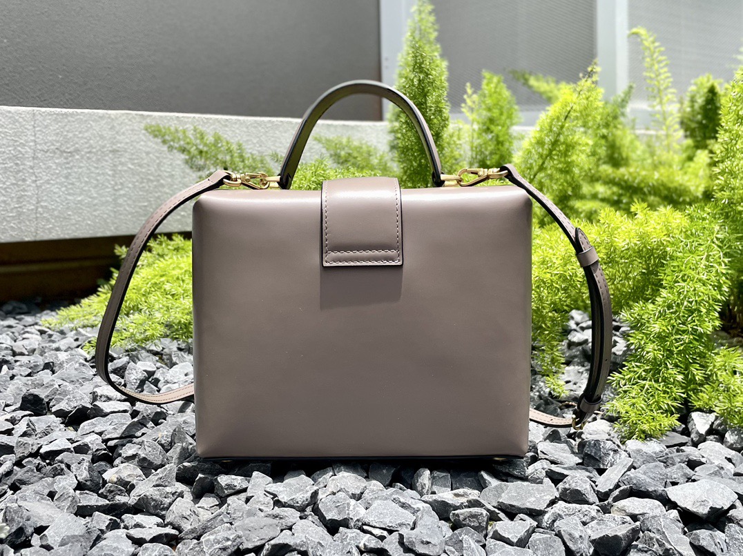 SALVATORE FERRAGAMO 살바토레 페라가모 FW2023 트리폴리오 가방 9