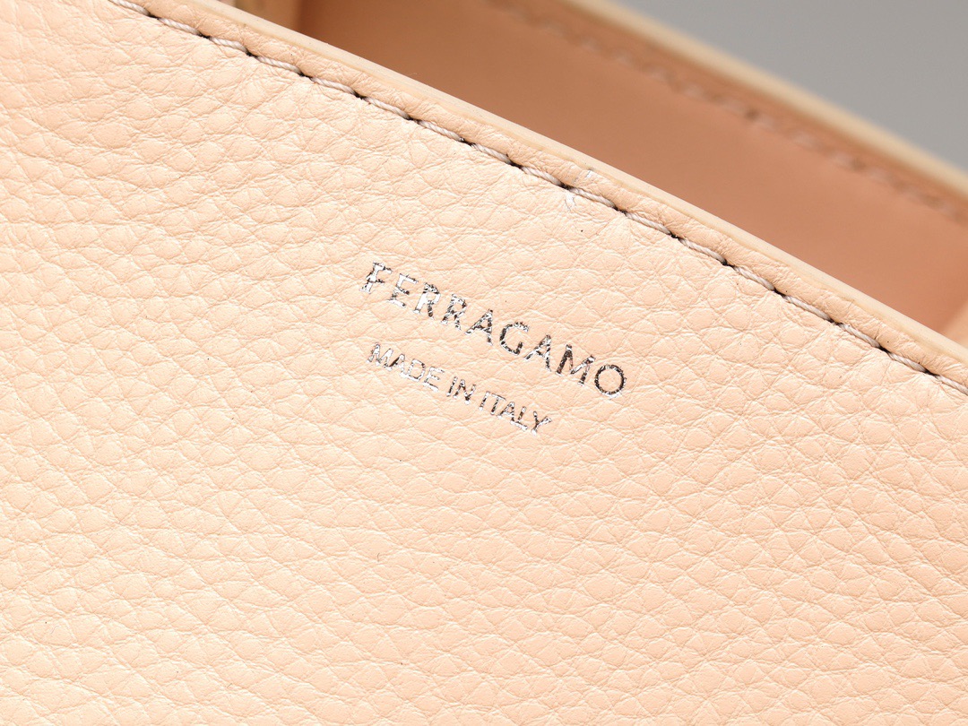 FERRAGAMO 페라가모 허그(HUG) 토트백 미니 9