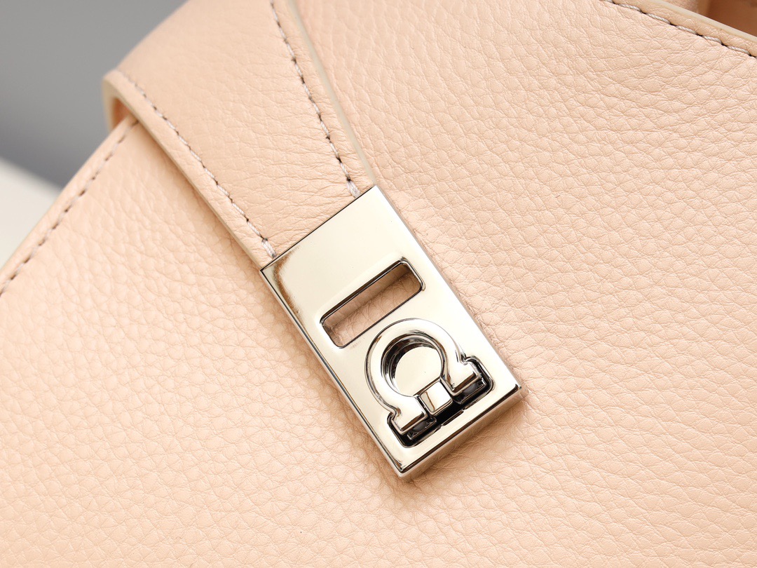 FERRAGAMO 페라가모 허그(HUG) 토트백 미니 10