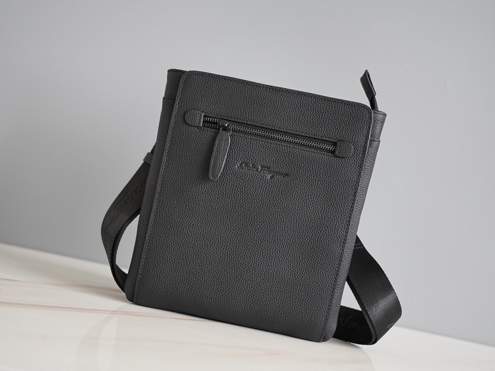 FERRAGAMO 살바토레 페라가모 FW2023 가죽 크로스백 1