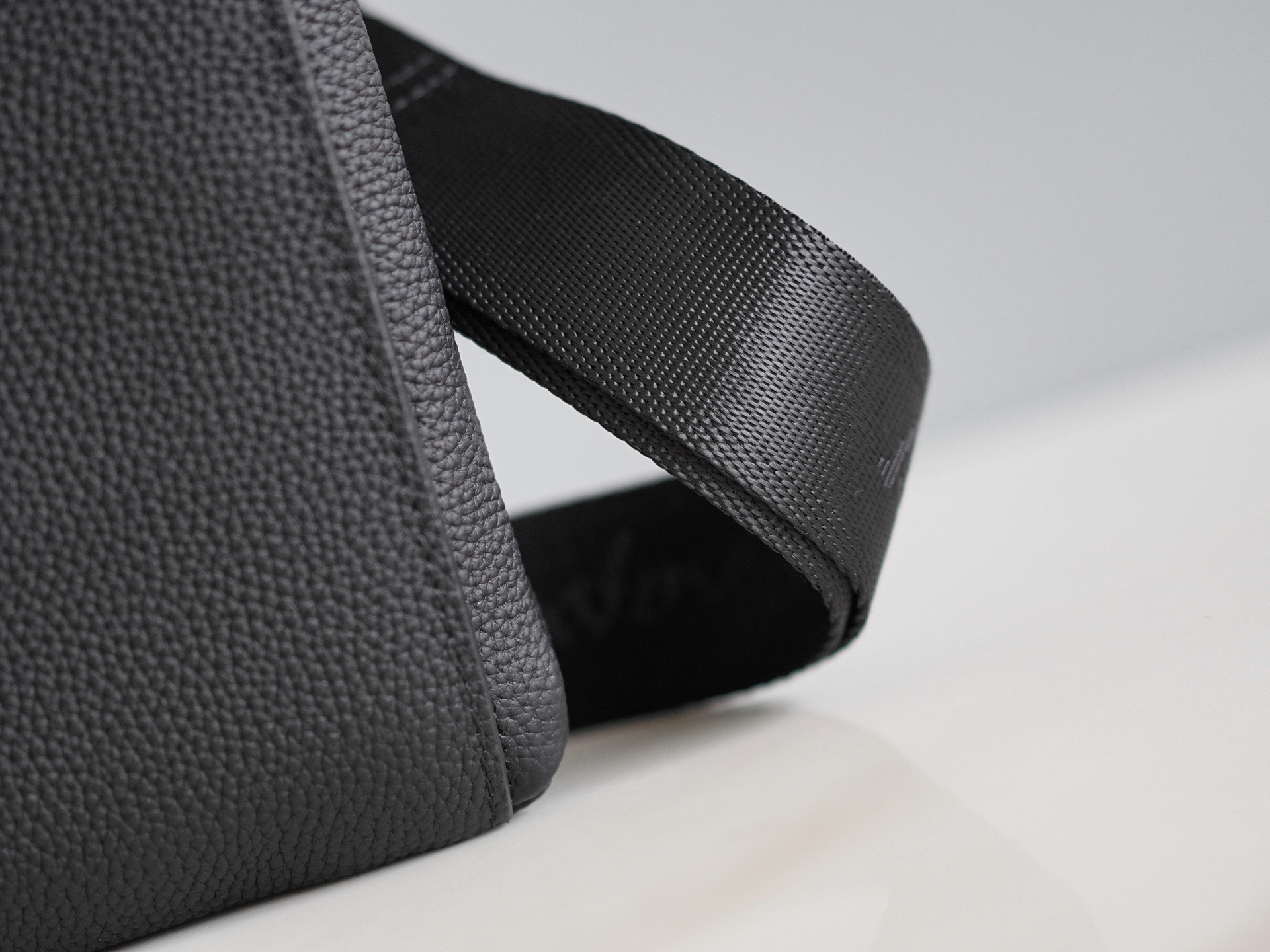 FERRAGAMO 살바토레 페라가모 FW2023 가죽 크로스백 3