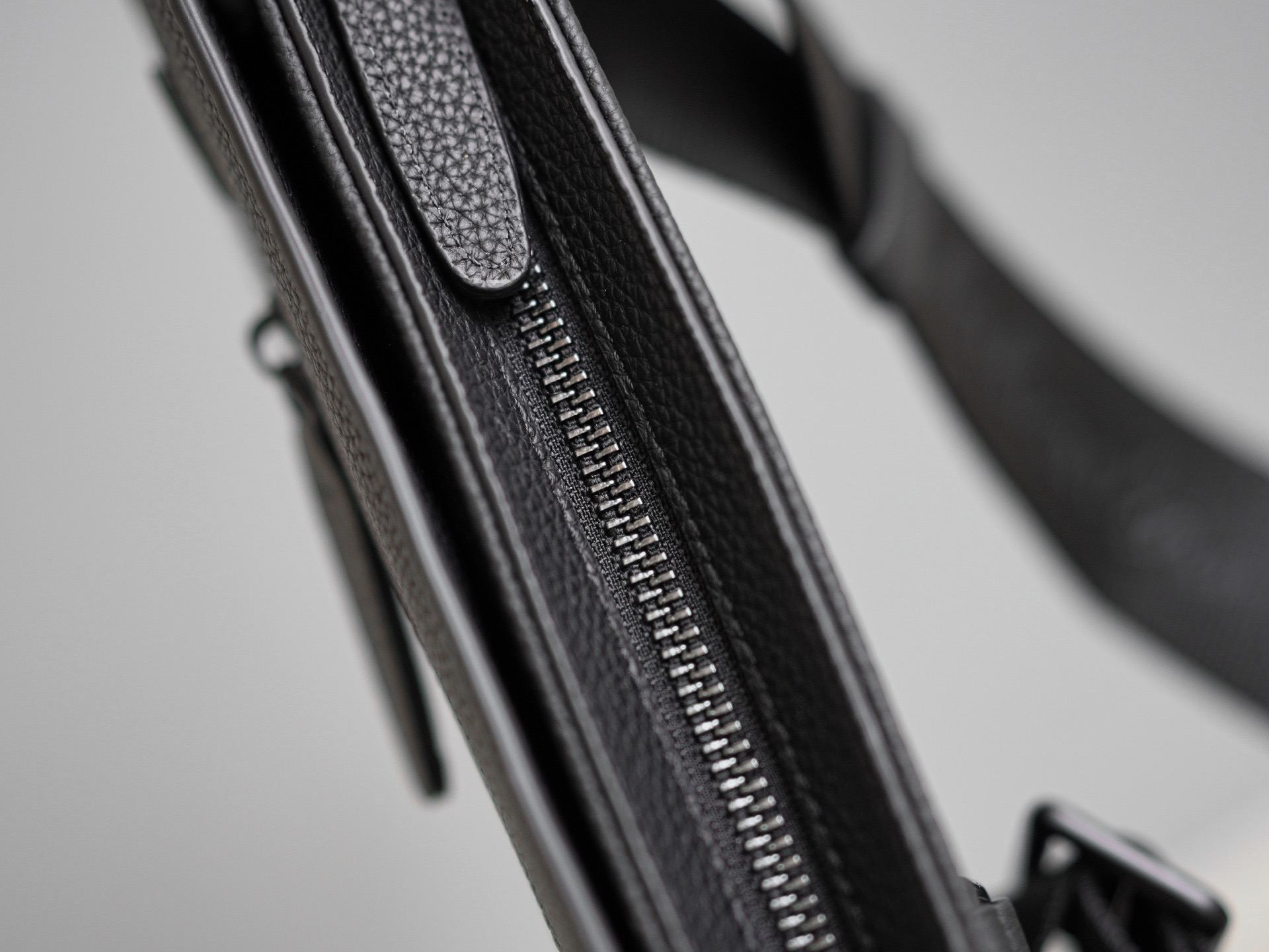 FERRAGAMO 살바토레 페라가모 FW2023 가죽 크로스백 4