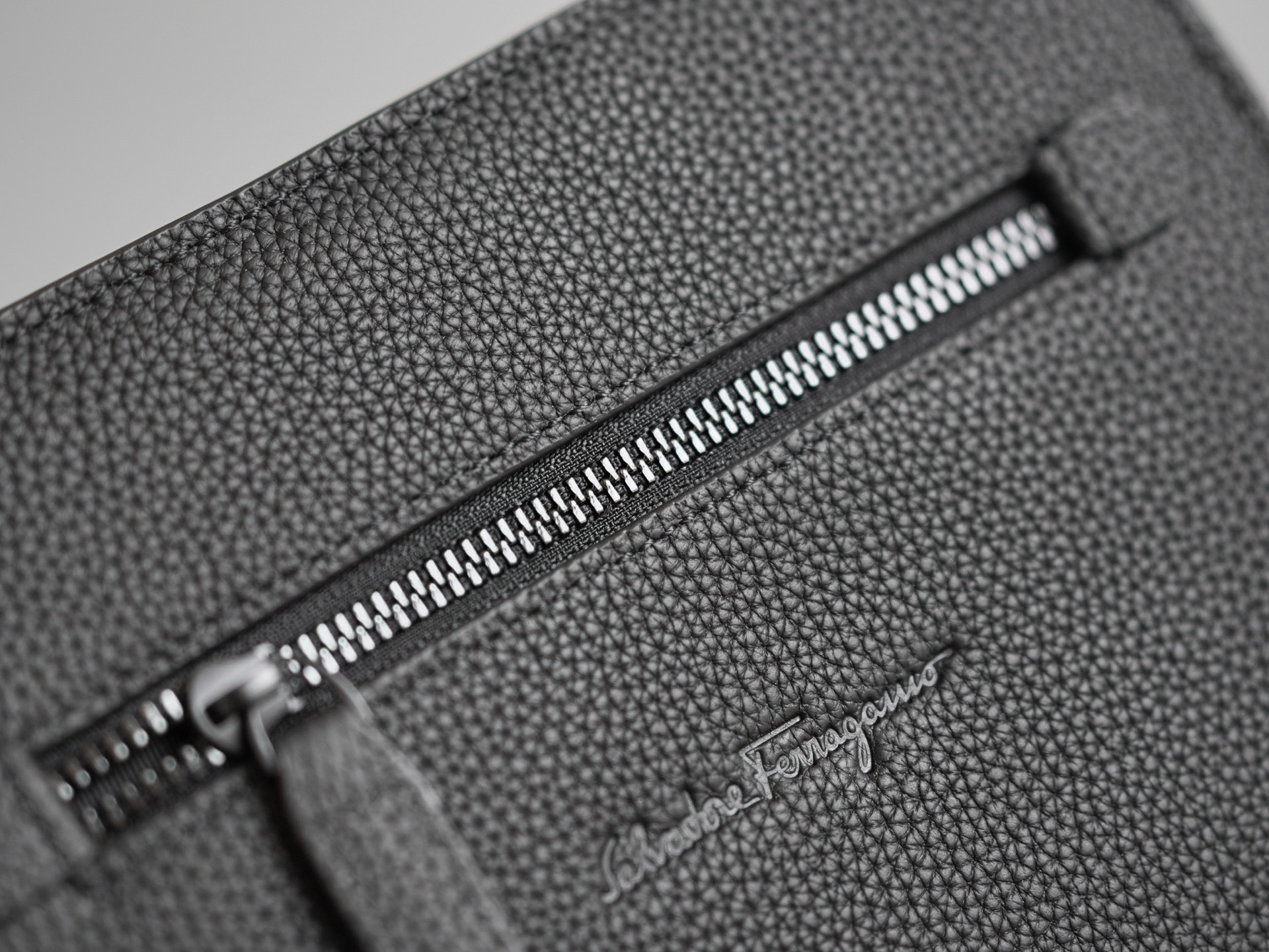 FERRAGAMO 살바토레 페라가모 FW2023 가죽 크로스백 5